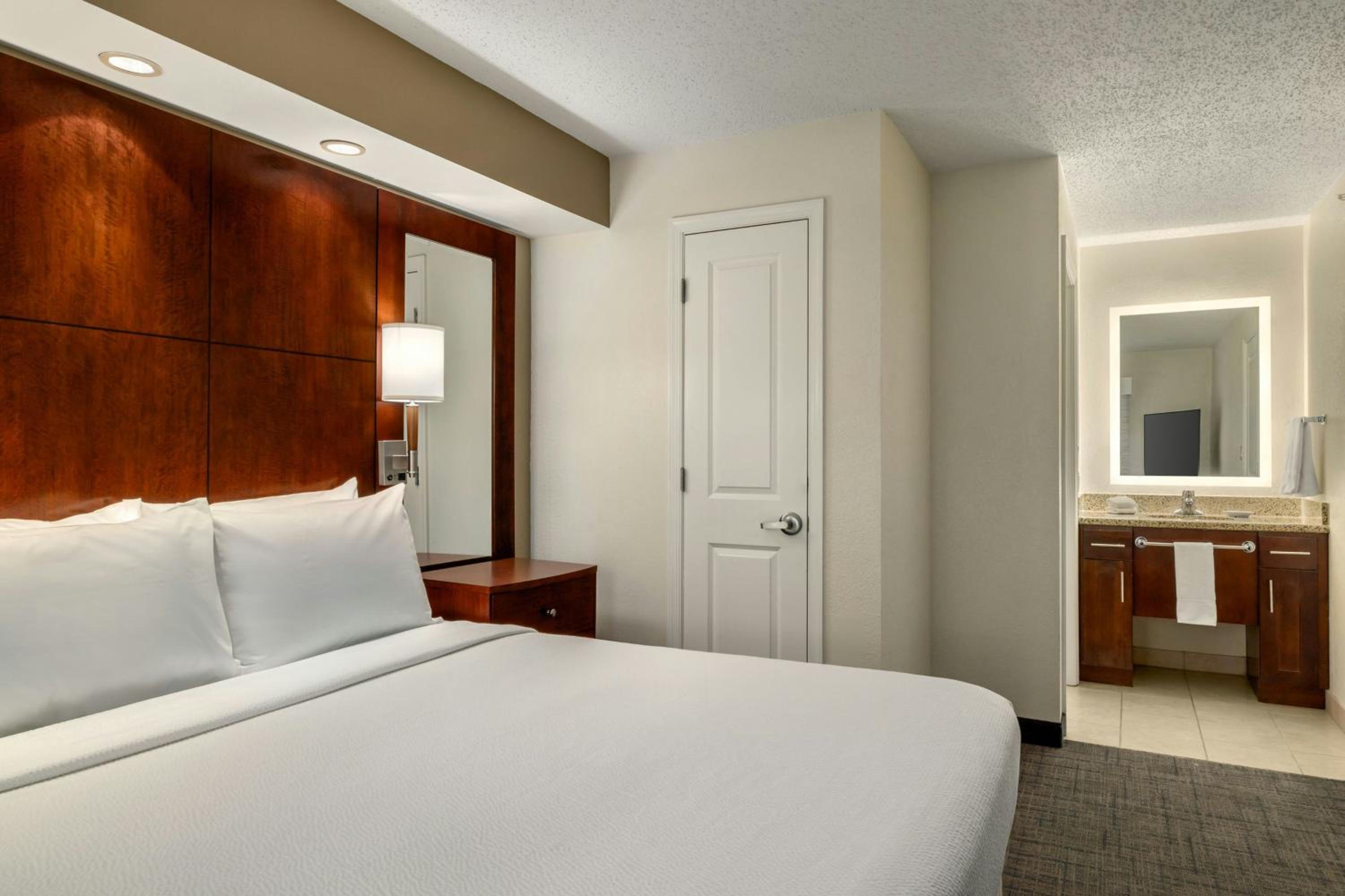 Two-Bedroom Suite with Adapted Tub - Mobility and Hearing Accessible - Photo 4