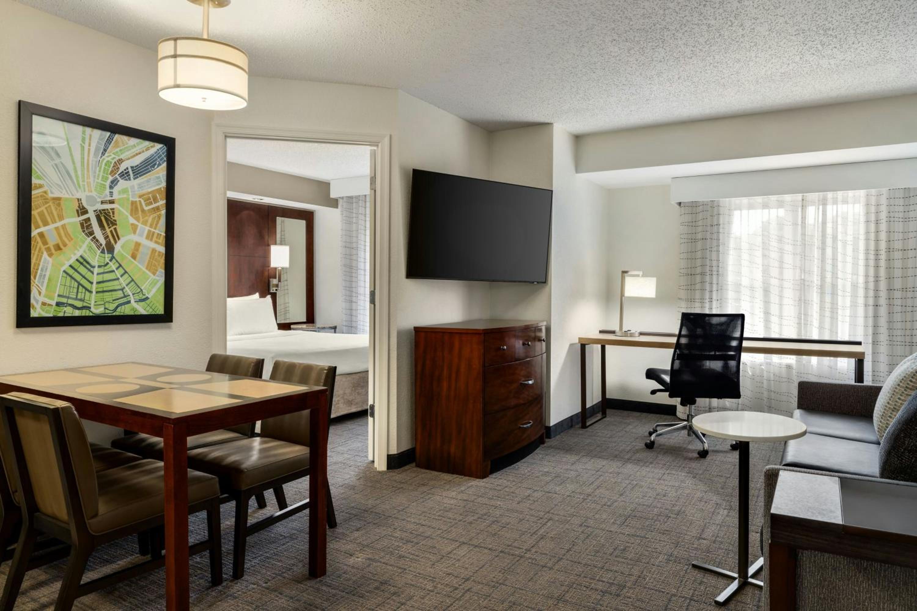 Two-Bedroom Suite with Adapted Tub - Mobility and Hearing Accessible - Photo 3