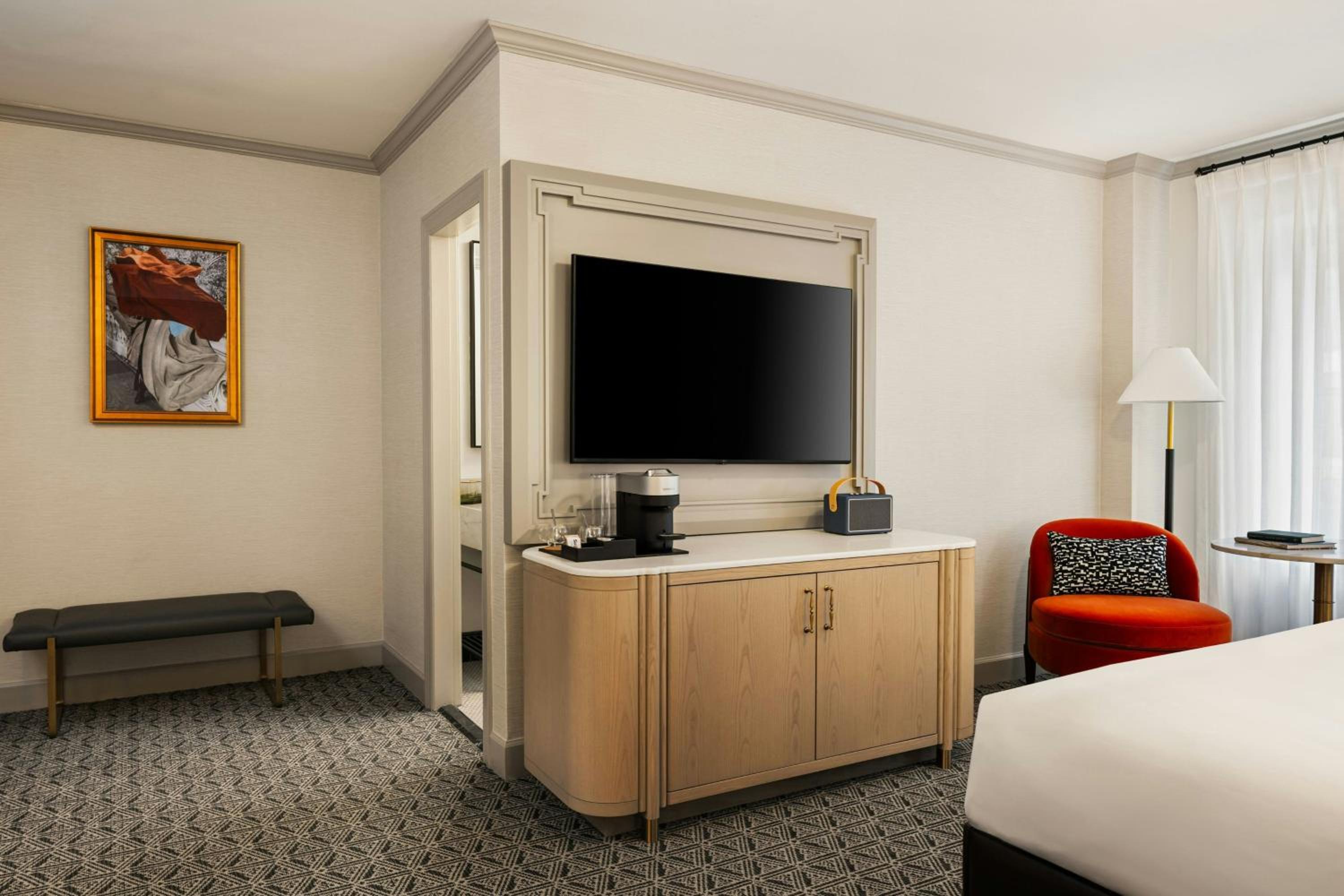 Deluxe Room with Two Queen Beds, Adapted Tub and City View - Mobility and Hearing Accessible thumbnail 5