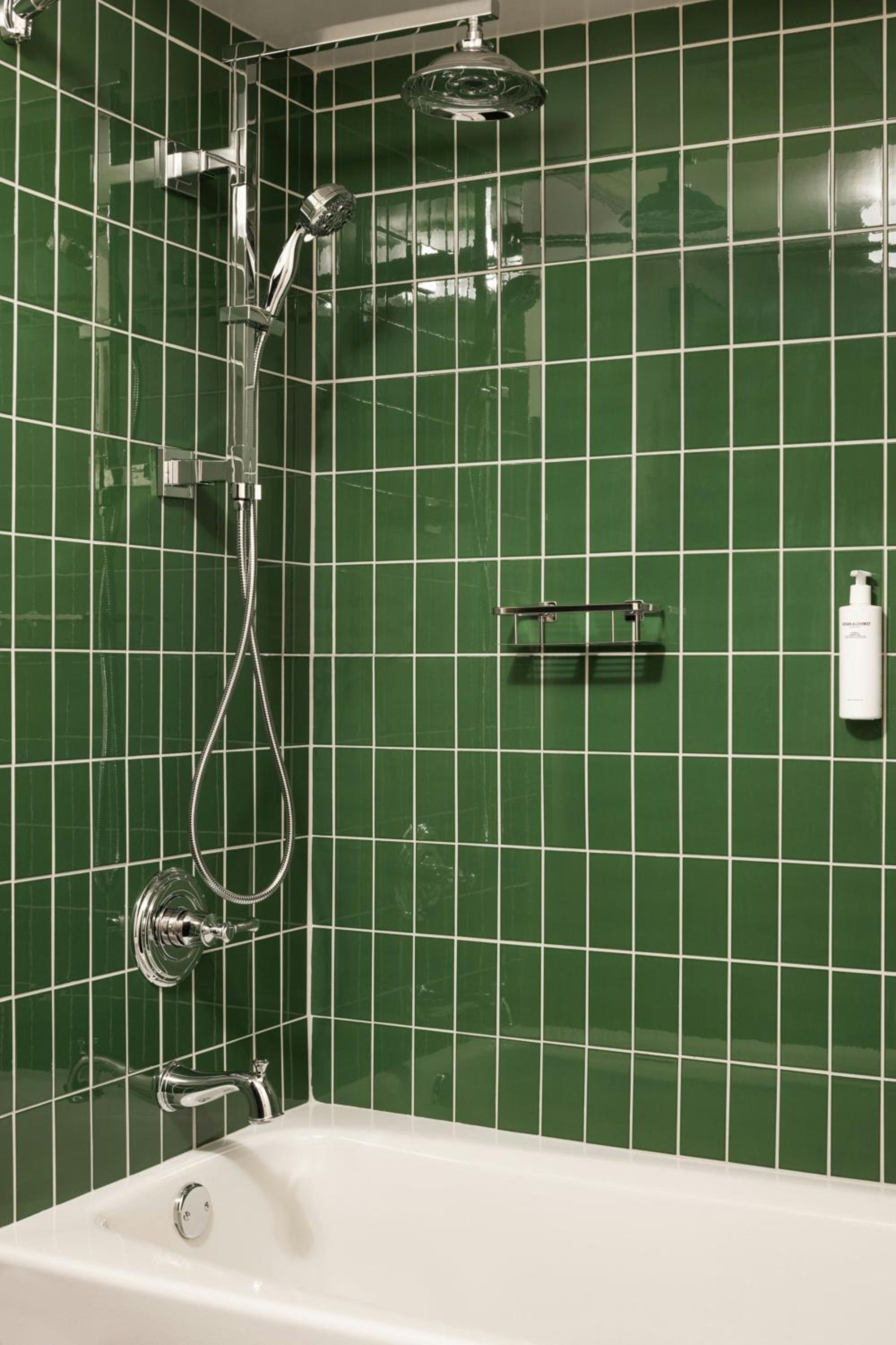 Queen Room with Adapted Tub - Mobility and Hearing Accessible - Photo 6