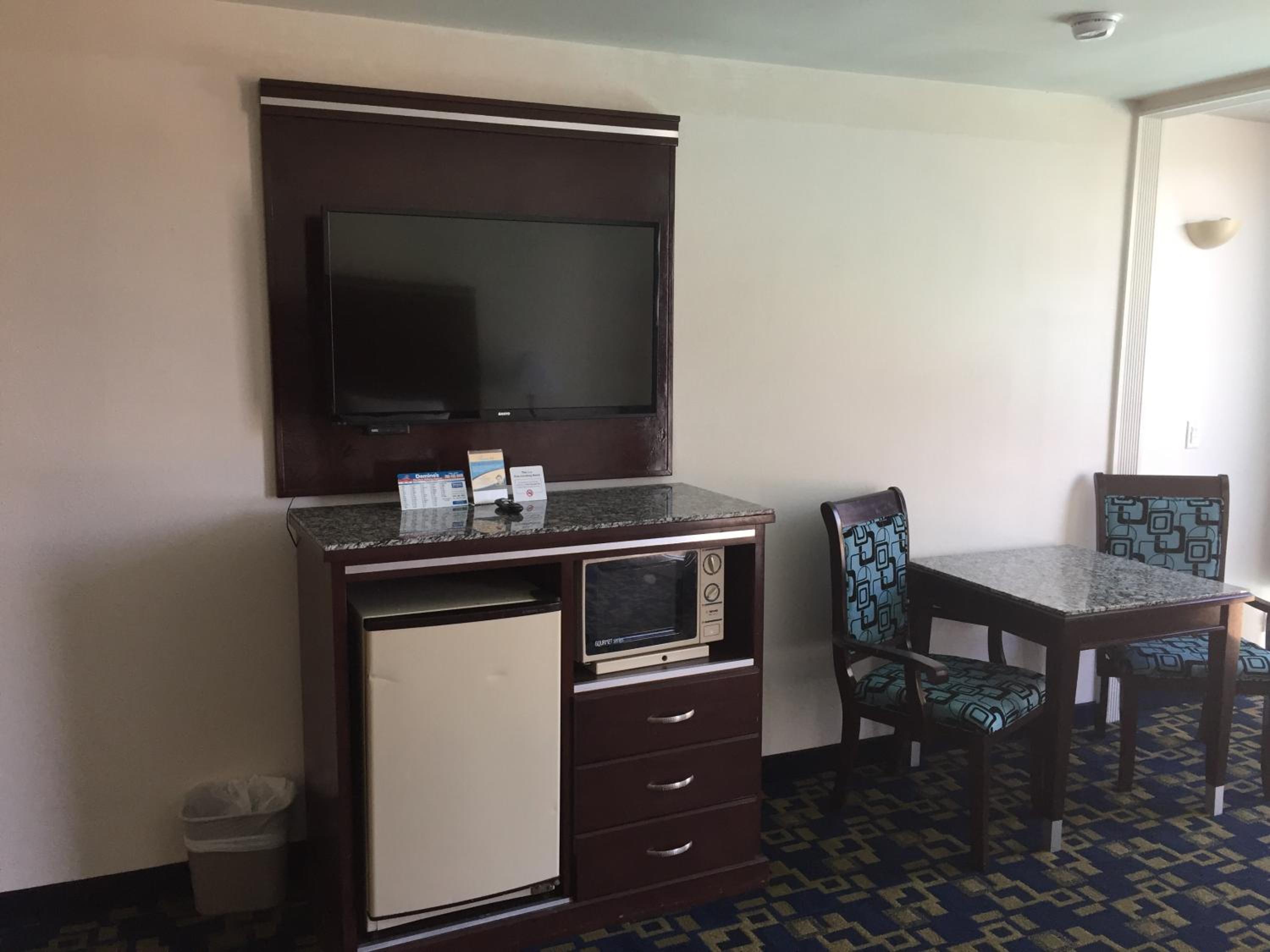 Accessible Room, 1 Queen Bed, Roll-In Shower, Non Smoking