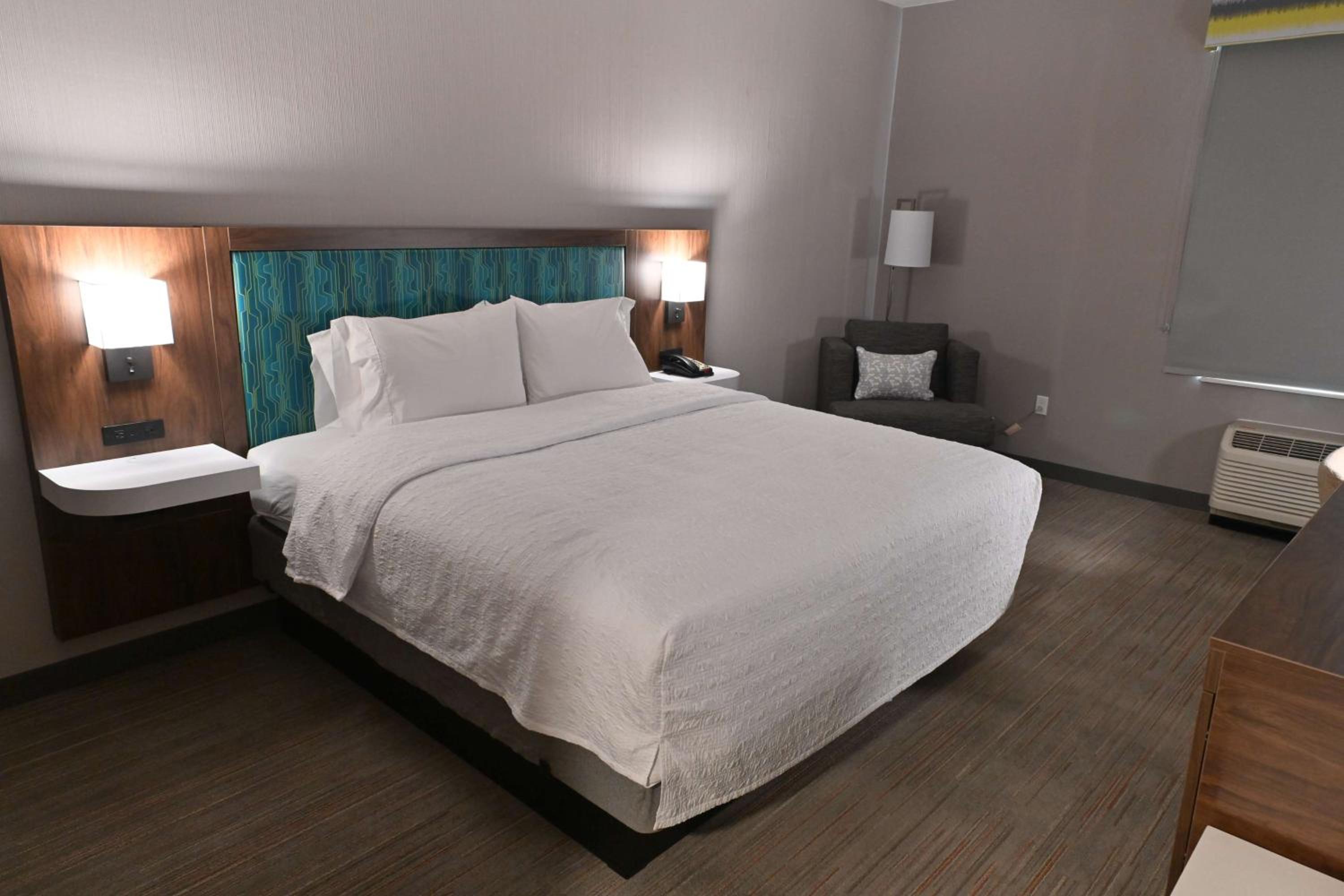 King Room with King Bed - Non-Smoking - Photo 1
