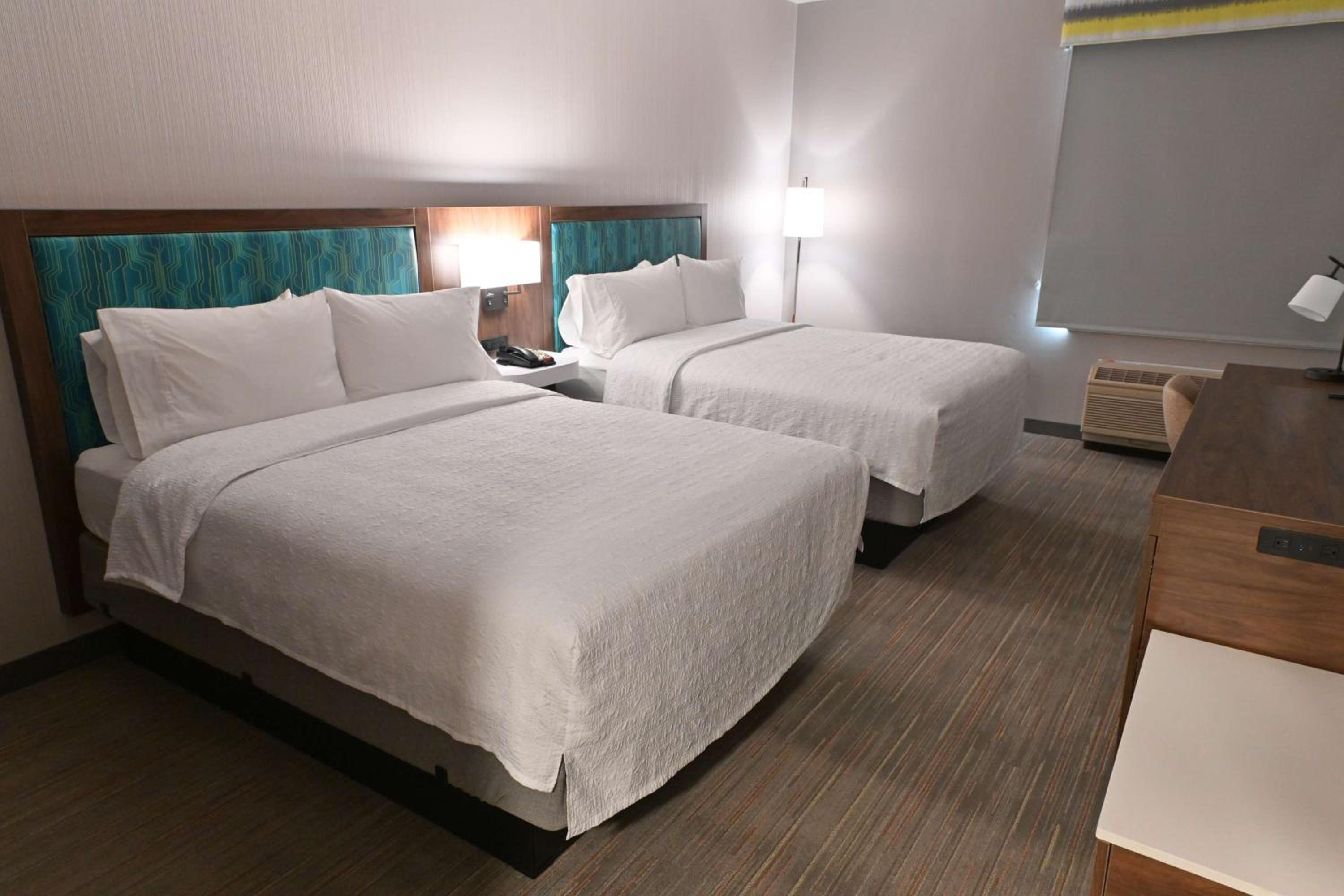 Room with Two Queen Beds - Non-Smoking - Photo 5