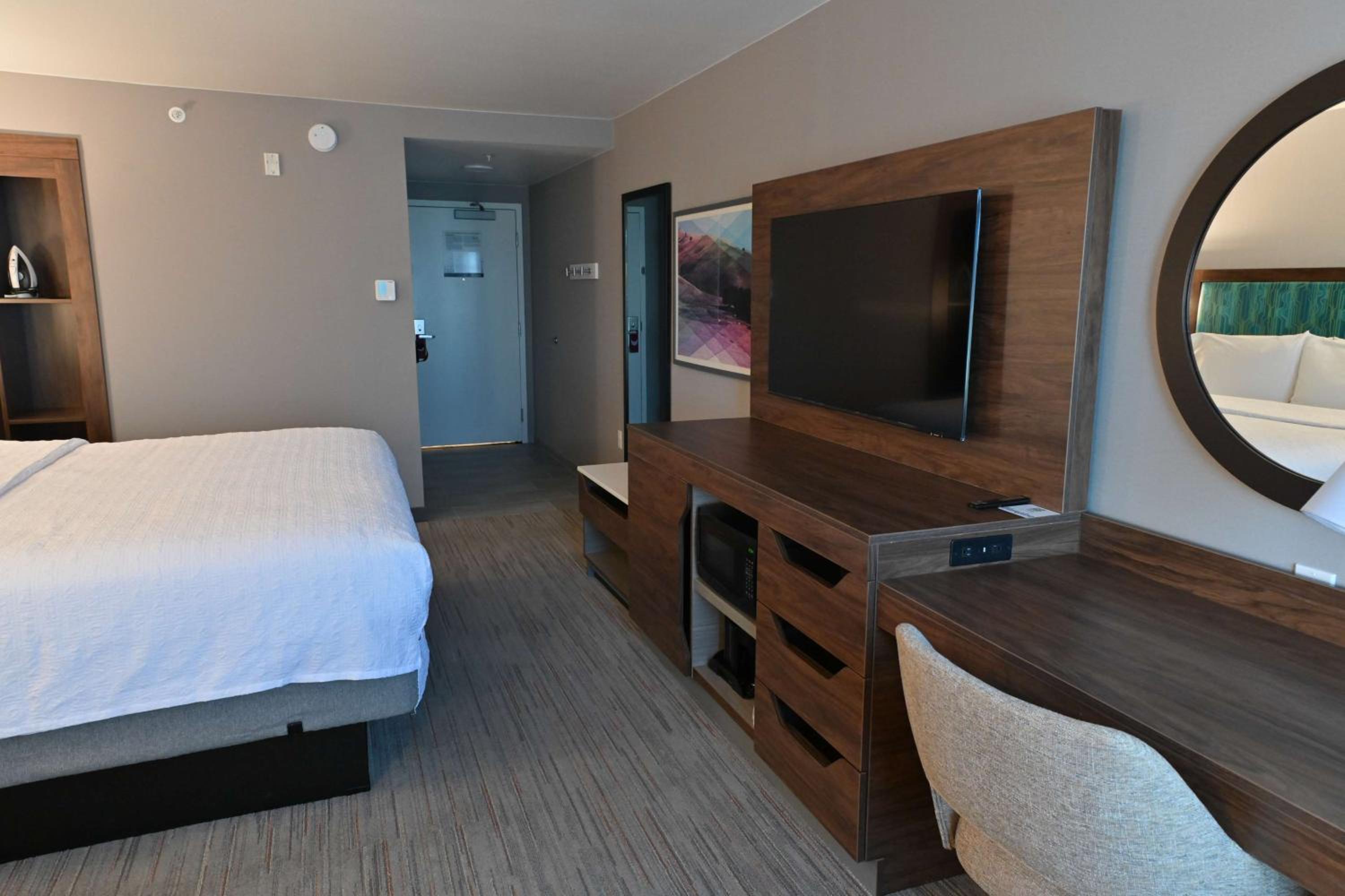 King Room with Sofa Bed and Study - Non-Smoking - Photo 6