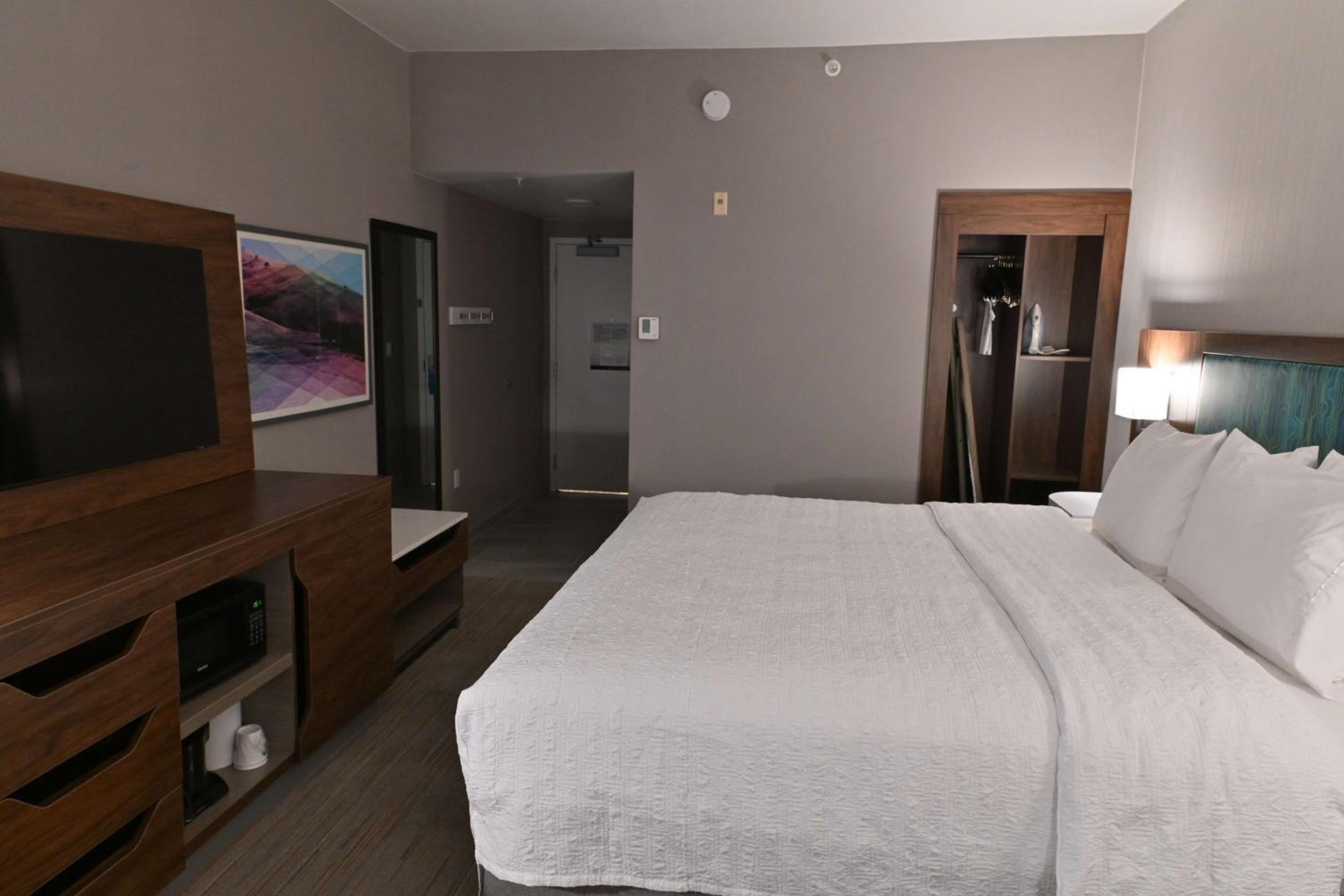 King Room with King Bed - Non-Smoking - Photo 3