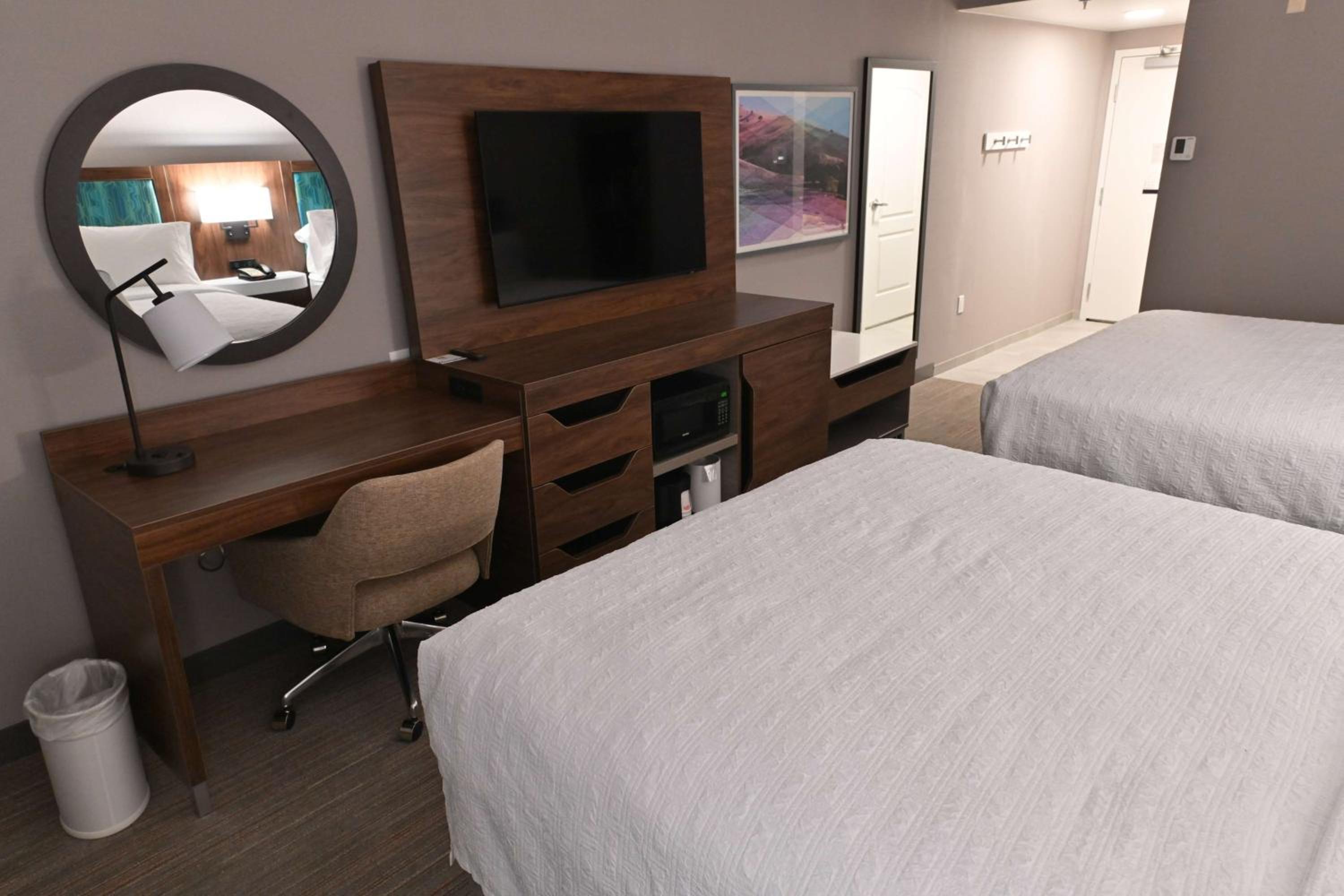 Room with Two Queen Beds - Non-Smoking - Photo 6