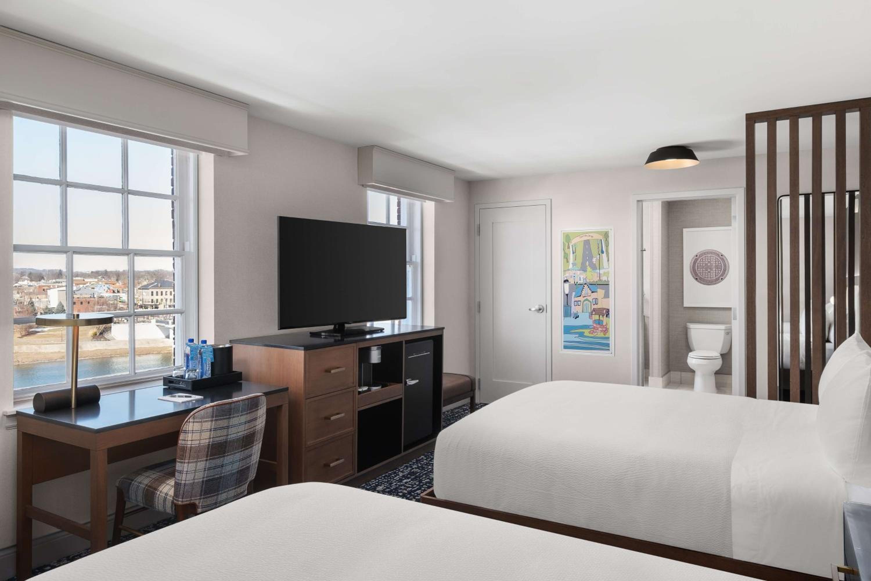 Queen Room with Two Queen Beds and River View - Photo 1