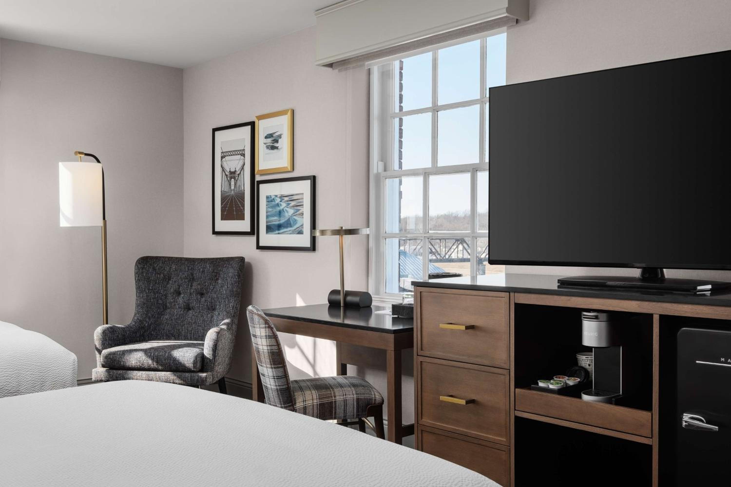 Queen Room with Two Queen Beds and River View - Photo 7