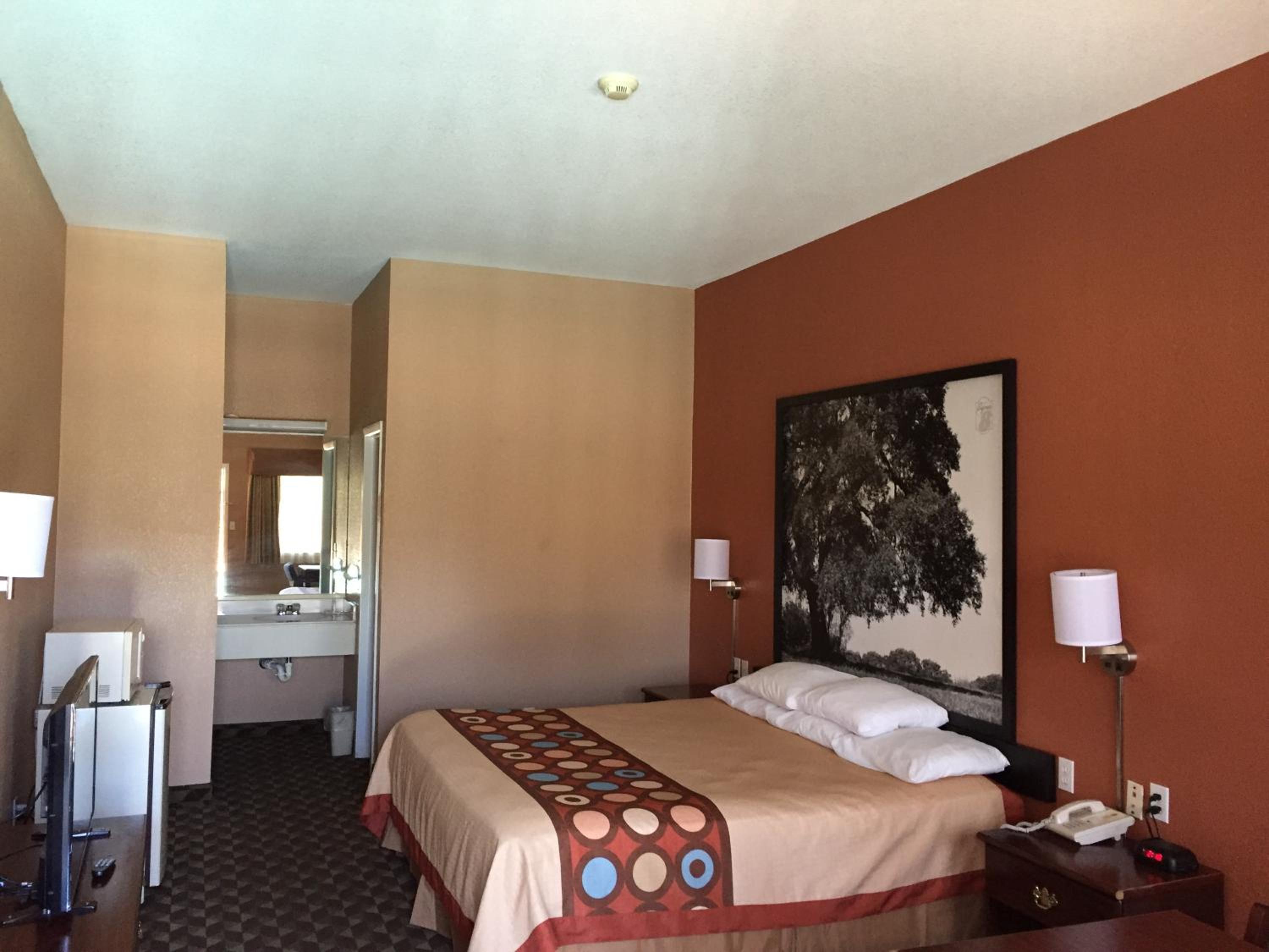 King Room - Non-Smoking - Photo 1