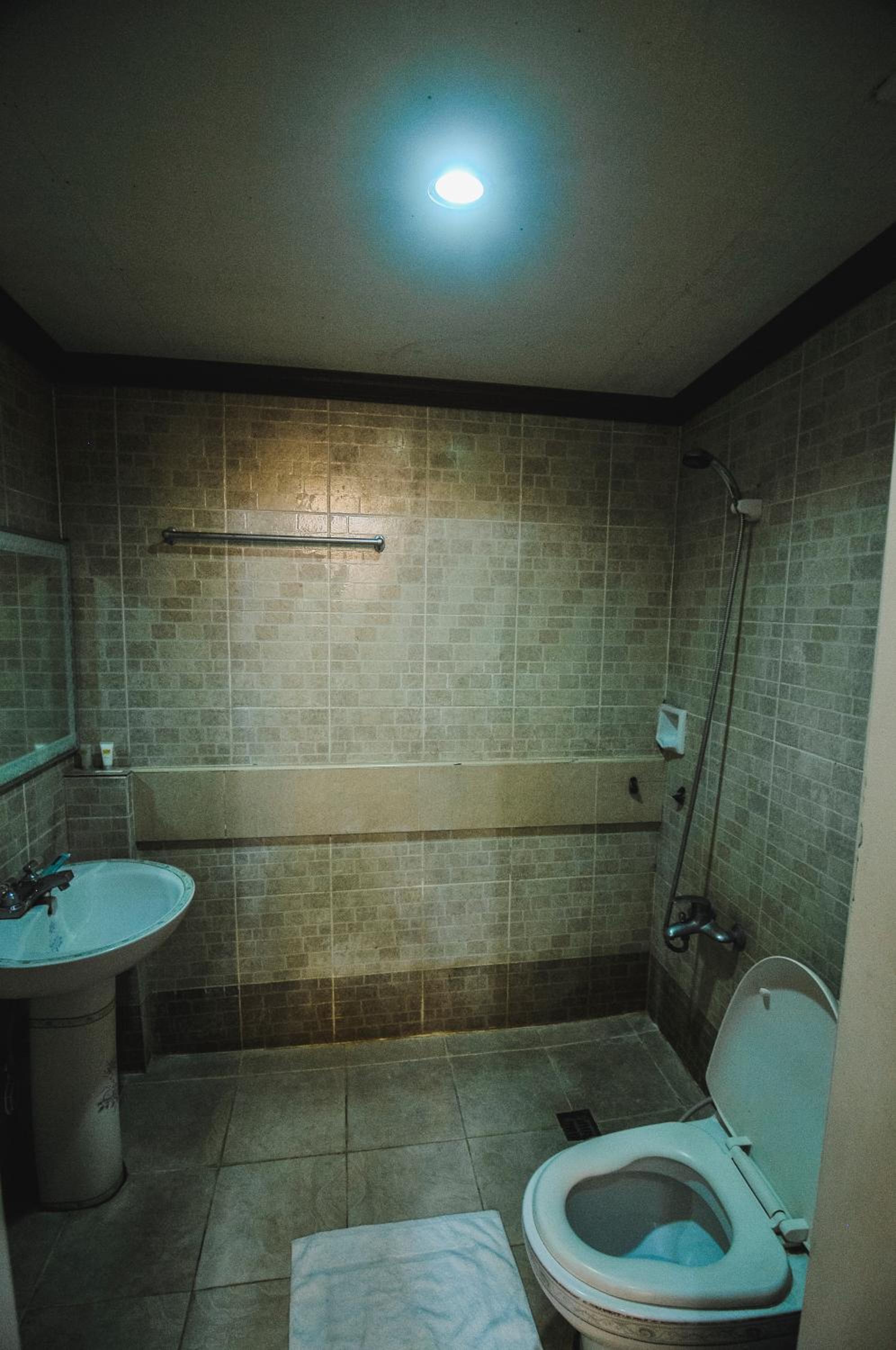 Deluxe Queen Room - Photo 10