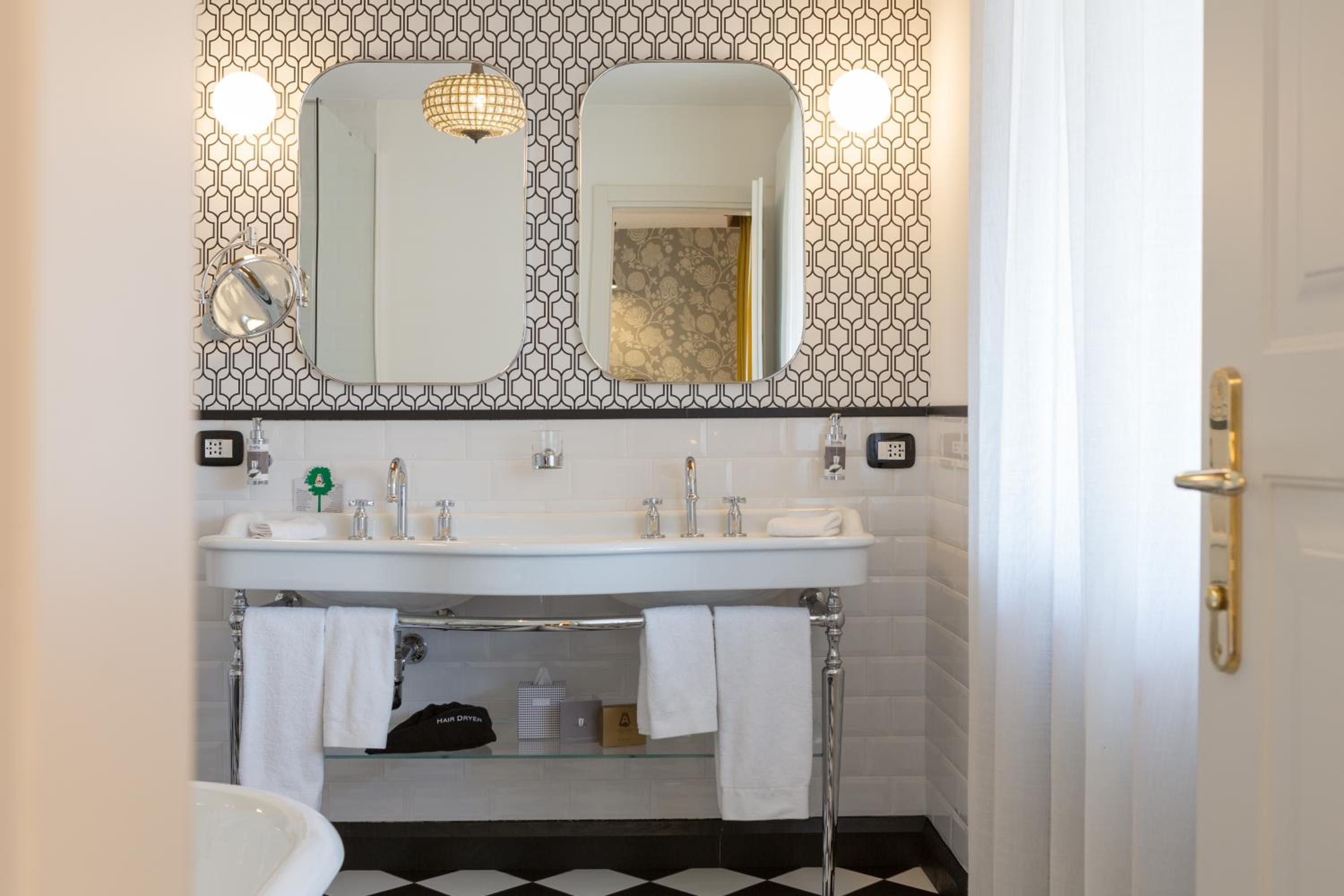 Suite with Balcony - Photo 20