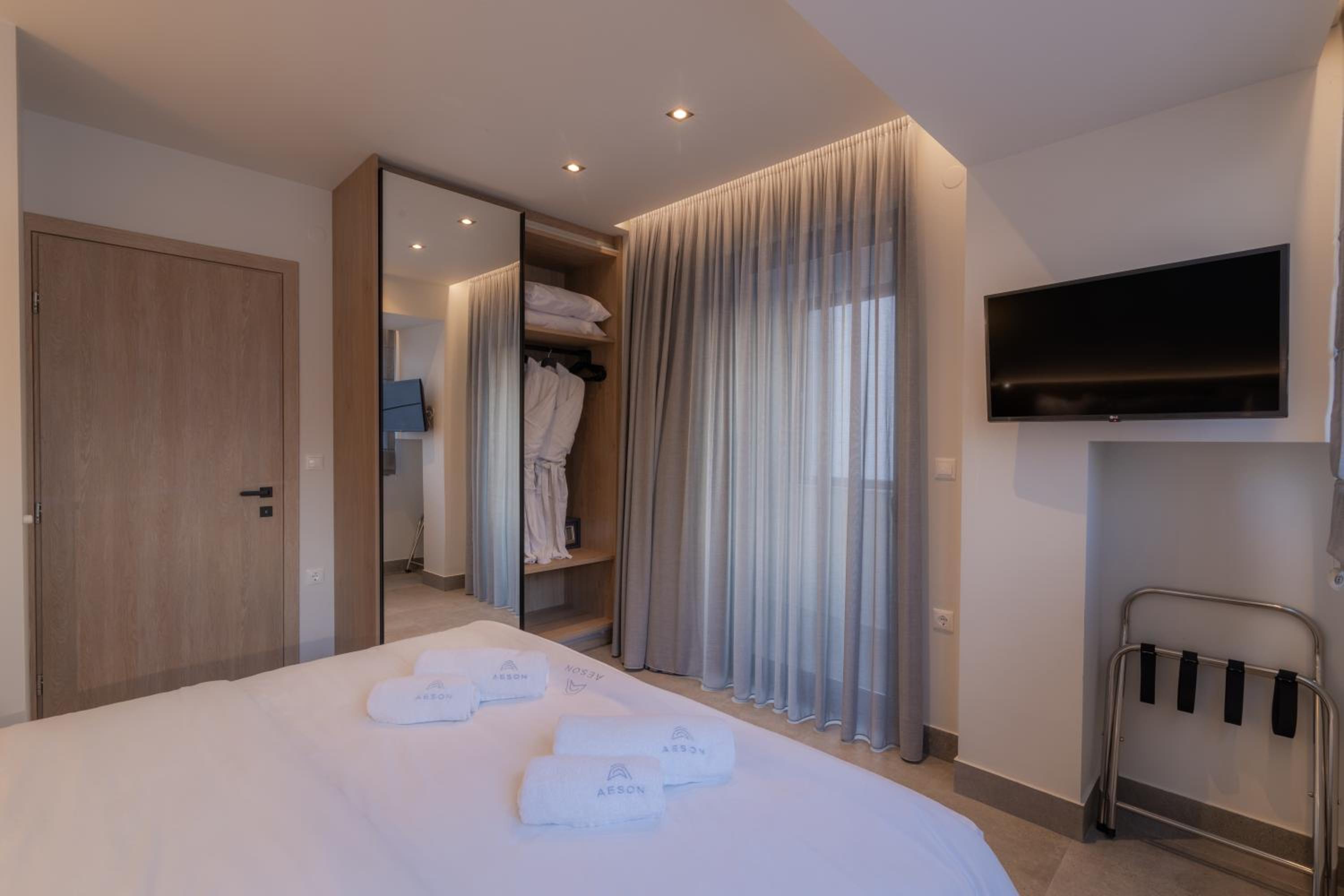 Deluxe King Suite photo 1