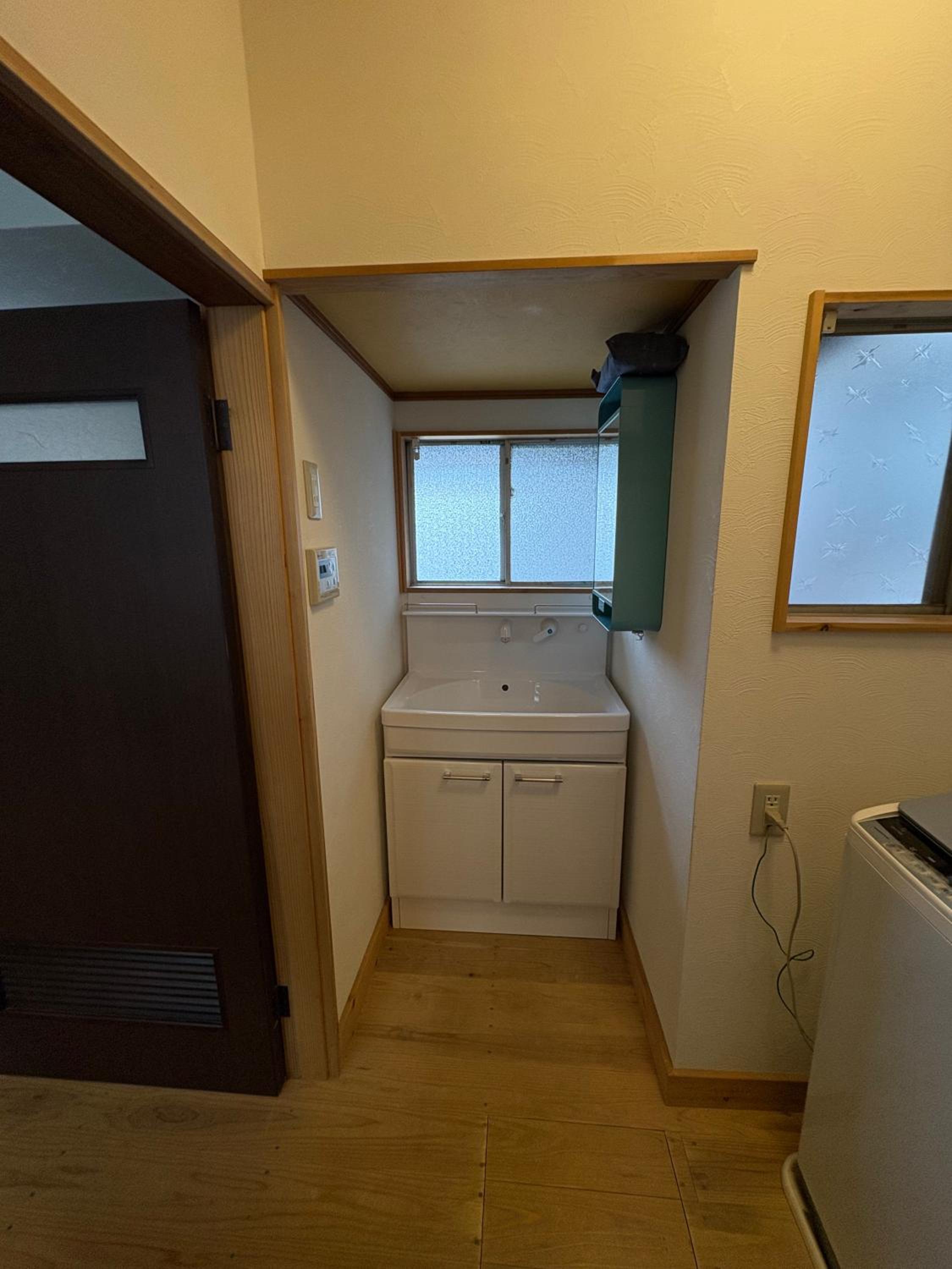 Single Room with Shared Shower and Toilet photo 2