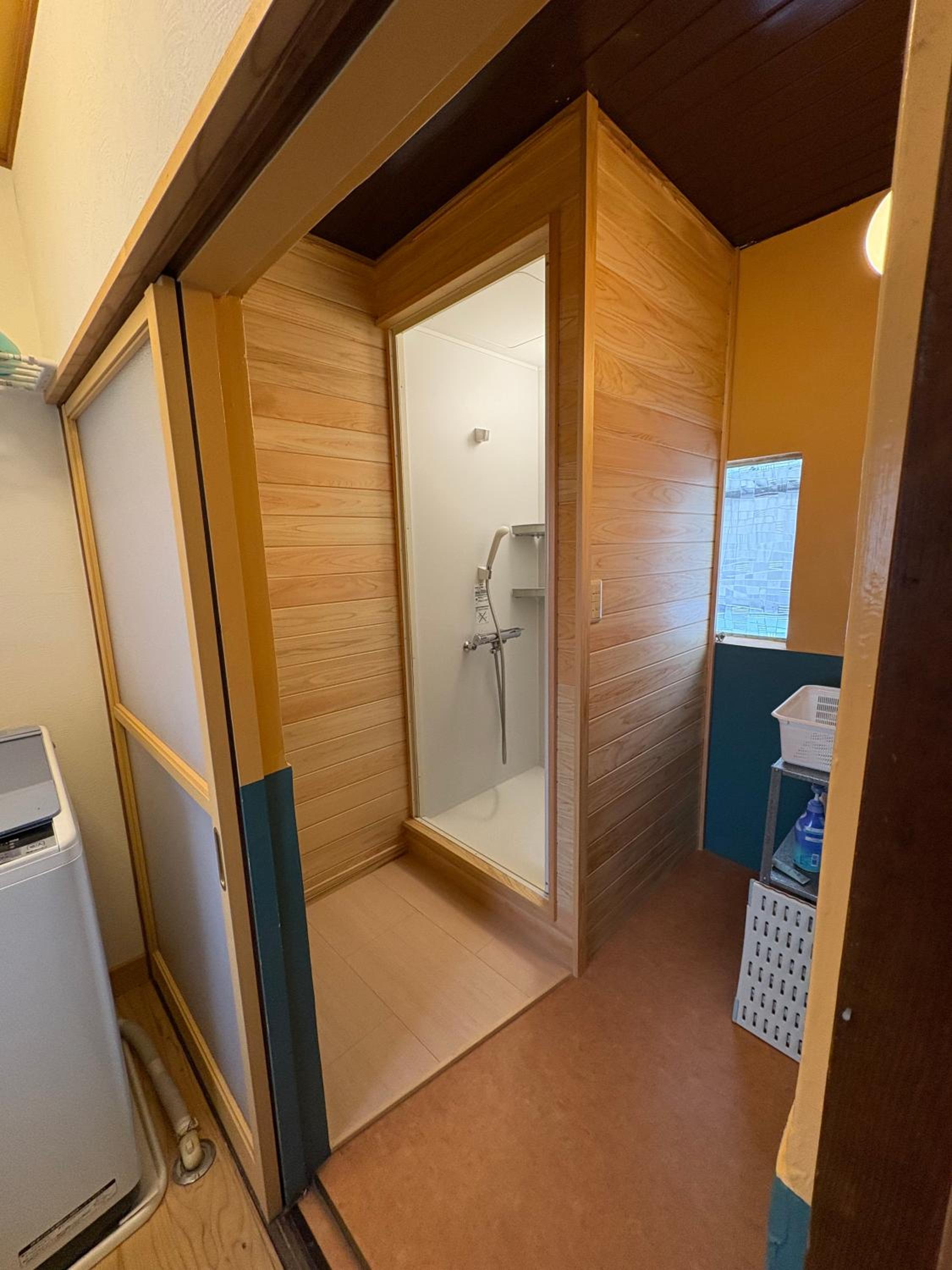 Single Room with Shared Shower and Toilet photo 3