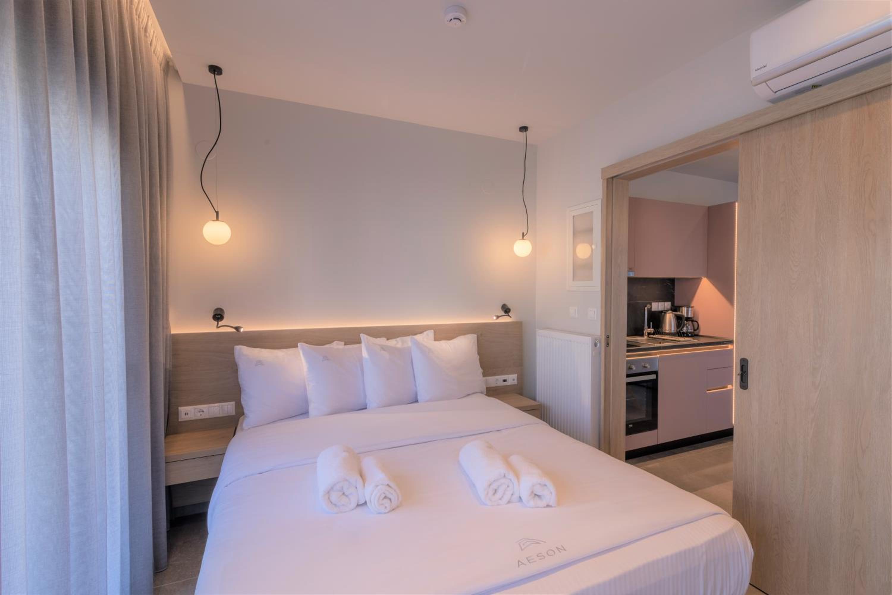 Deluxe King Suite photo 1