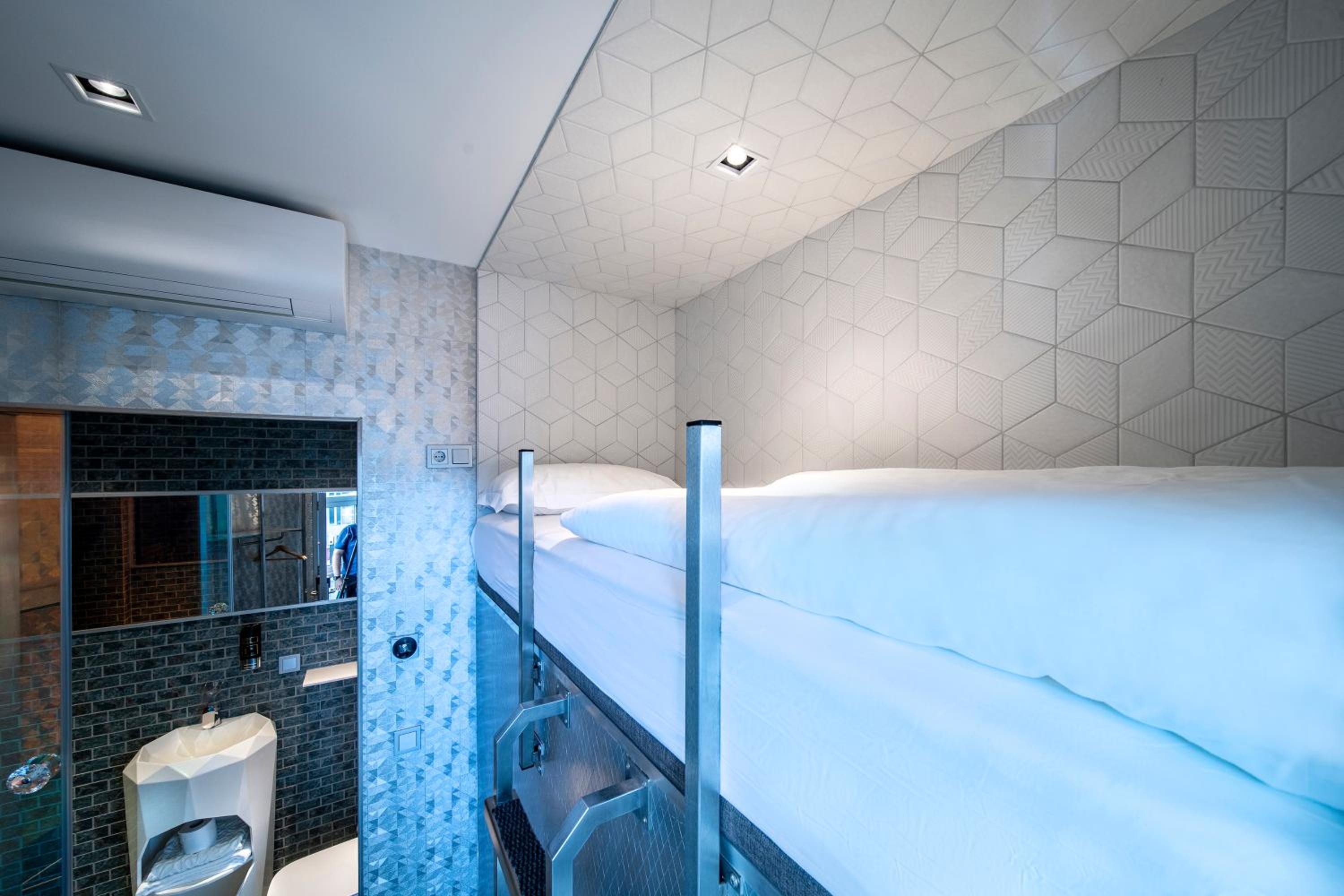 Single Upper Capsule with Shower And Window photo 1