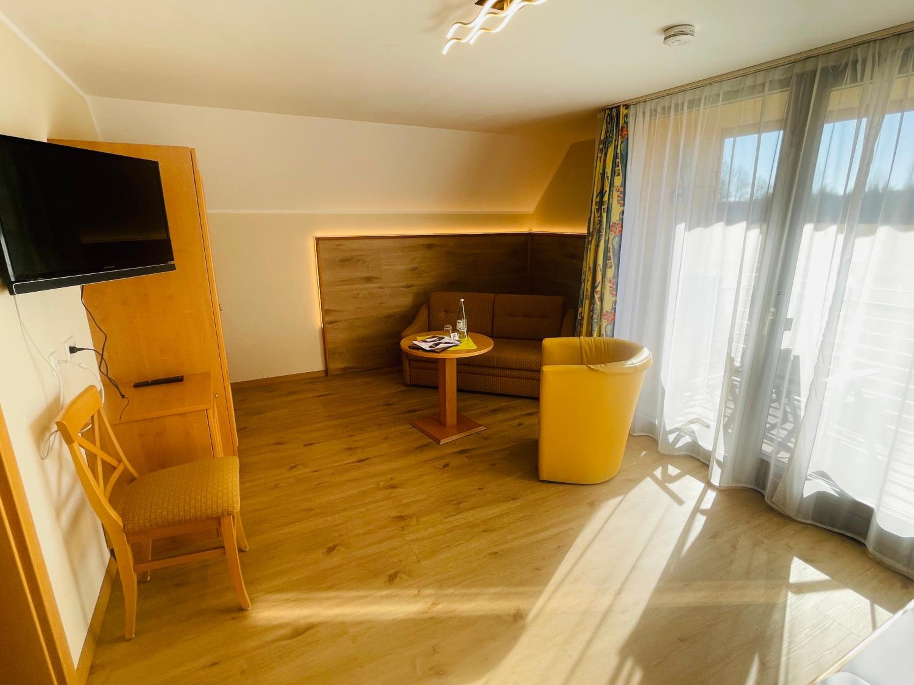 Deluxe Double Room with Balcony - Photo 5