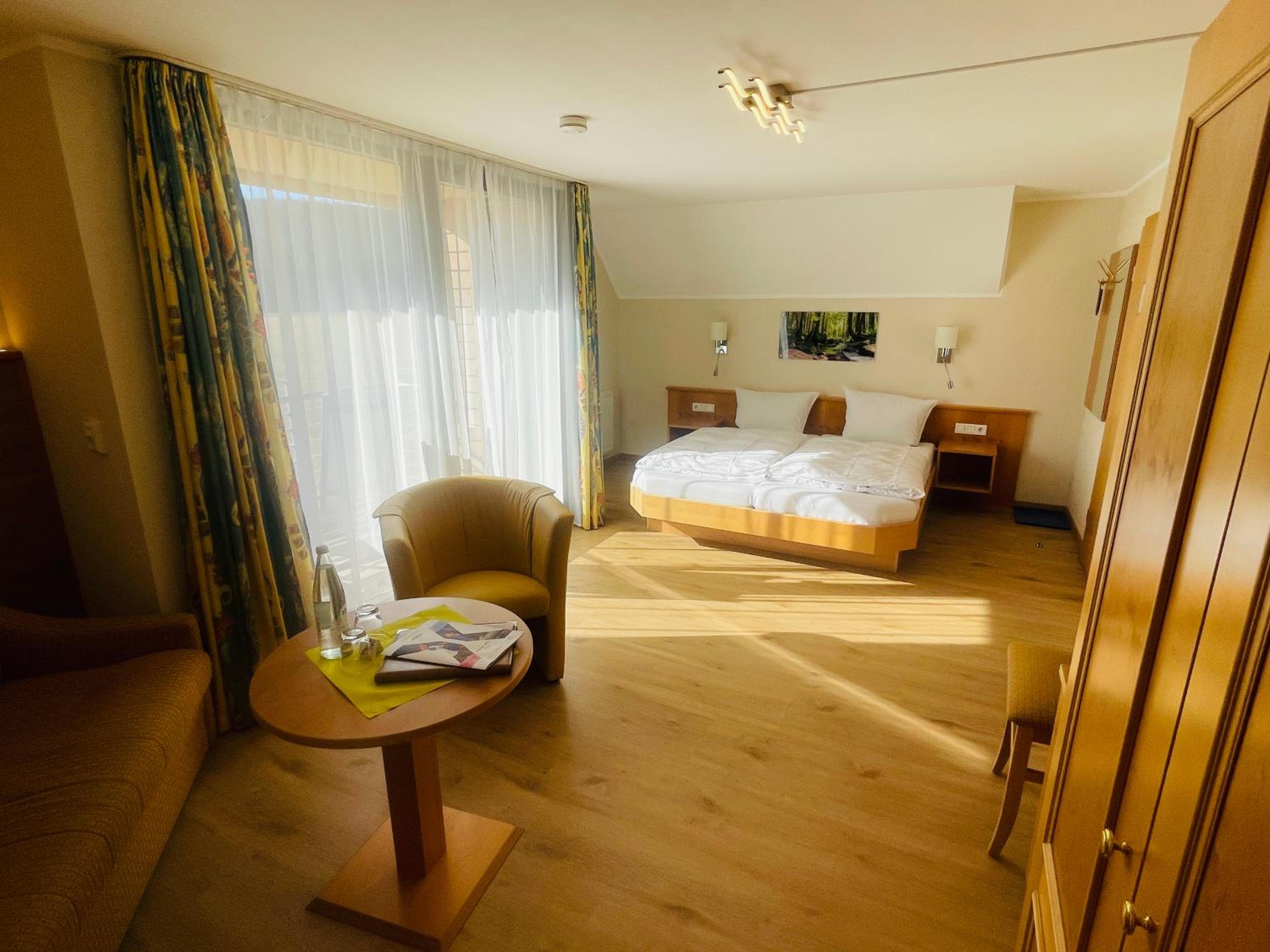 Deluxe Double Room with Balcony - Photo 4