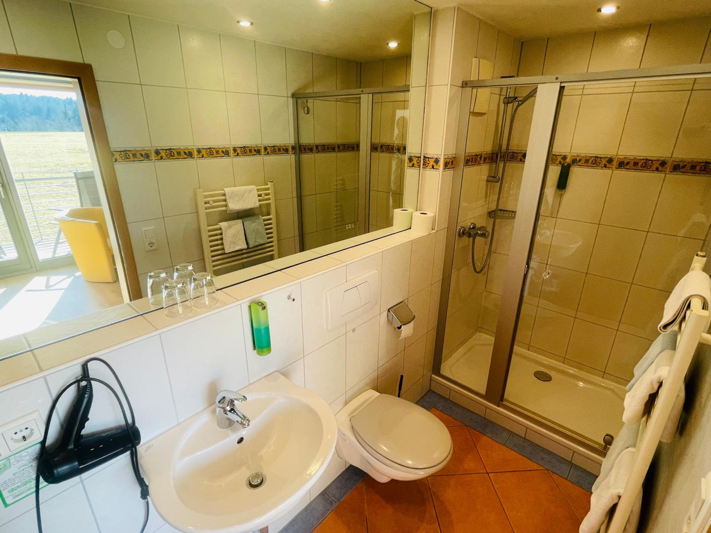 Deluxe Double Room with Balcony - Photo 7