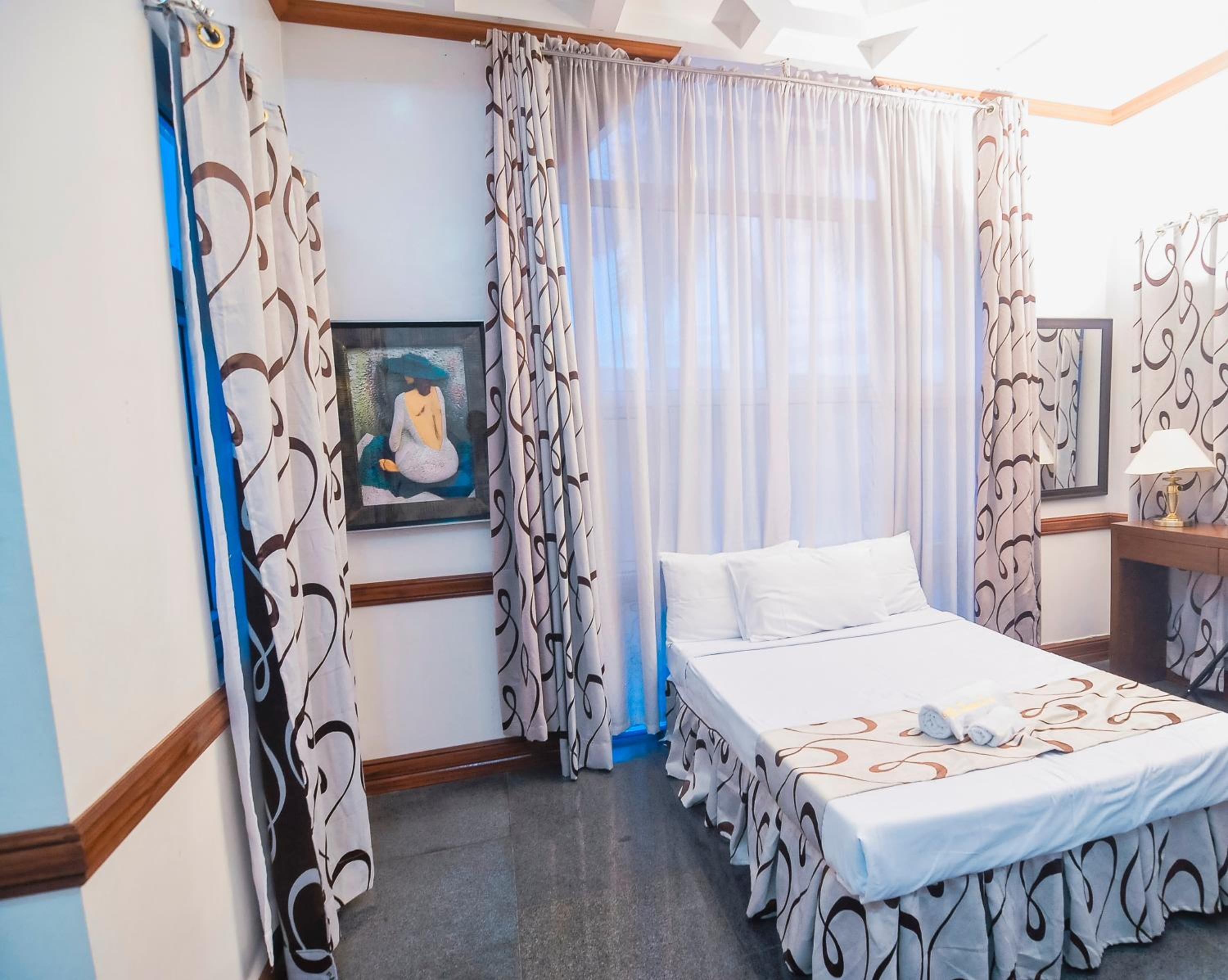 Deluxe Room with Balcony - Photo 4