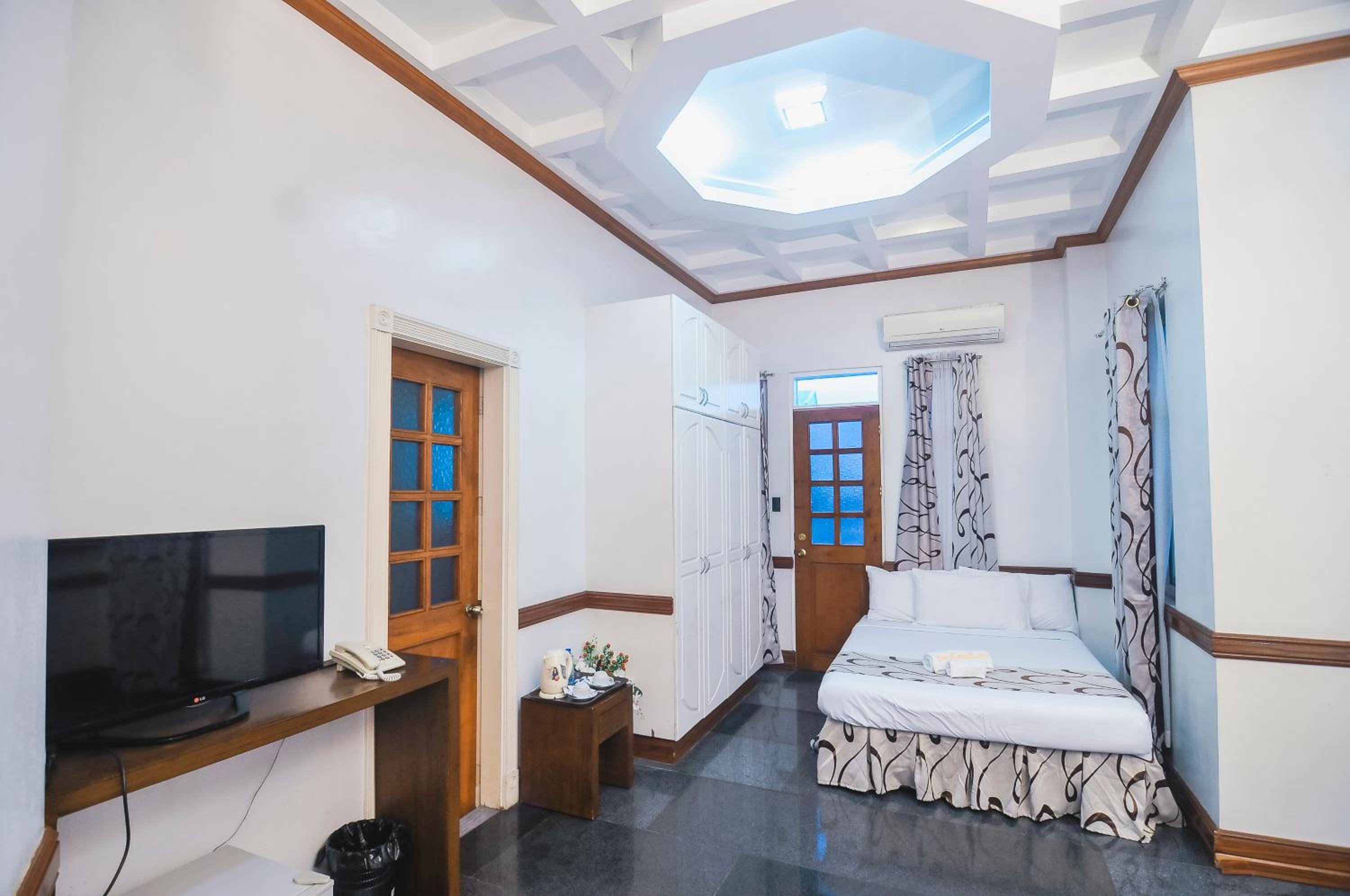 Deluxe Room with Balcony - Photo 3