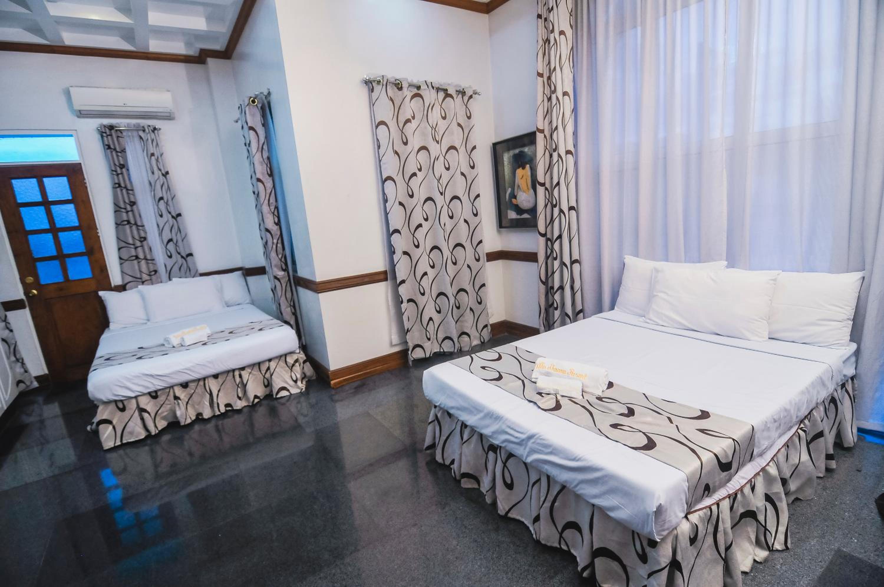 Deluxe Room with Balcony - Photo 2