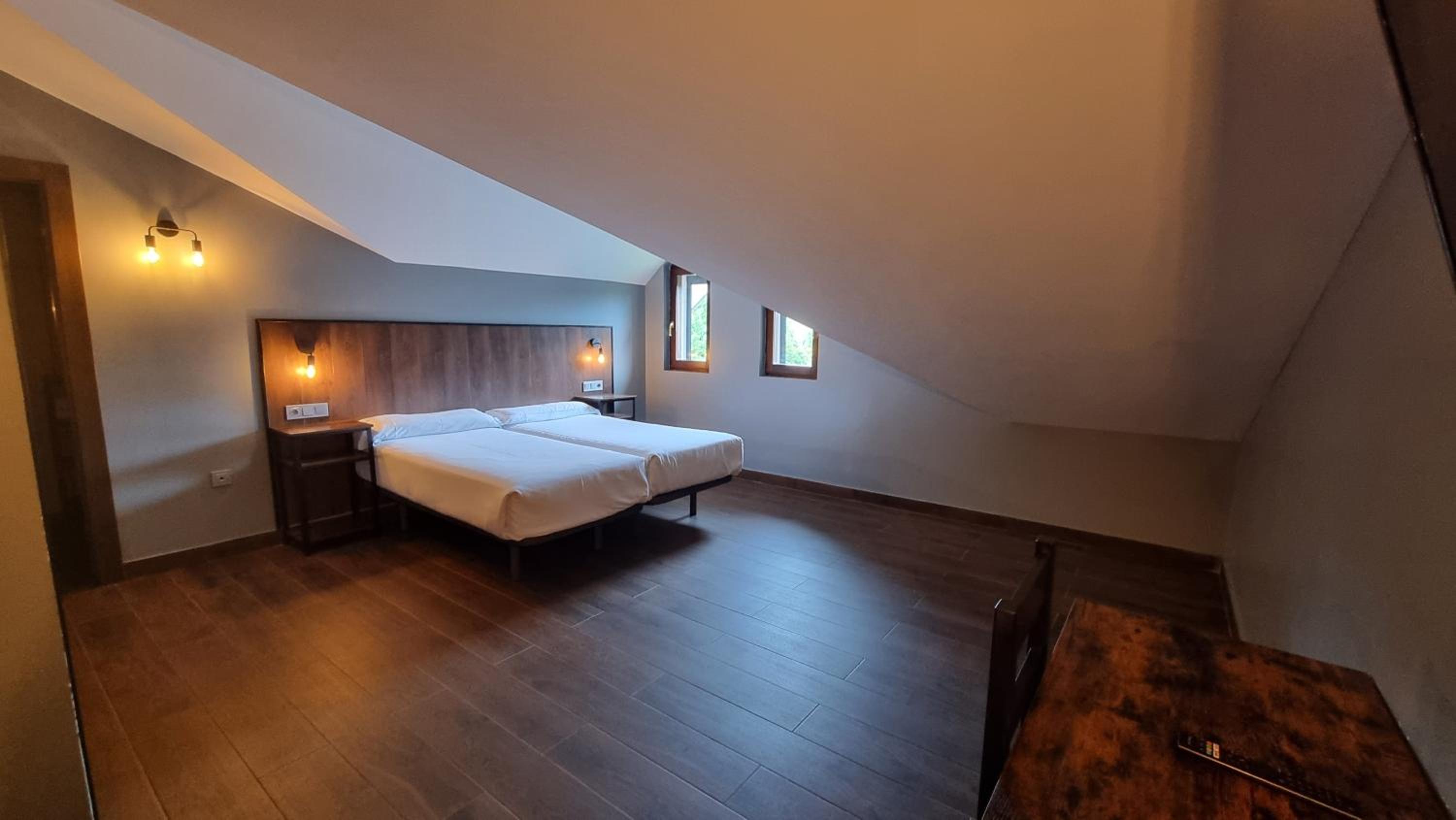 Economy Twin Room - Photo 3