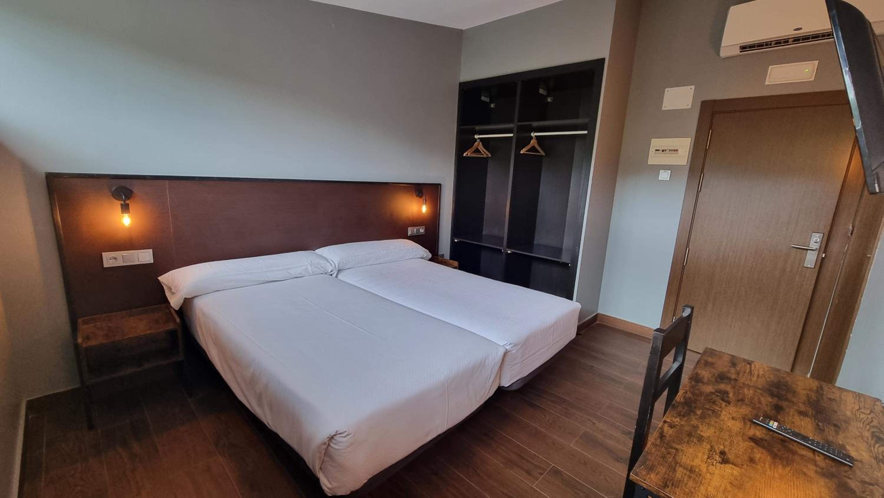 Economy Twin Room - Photo 5