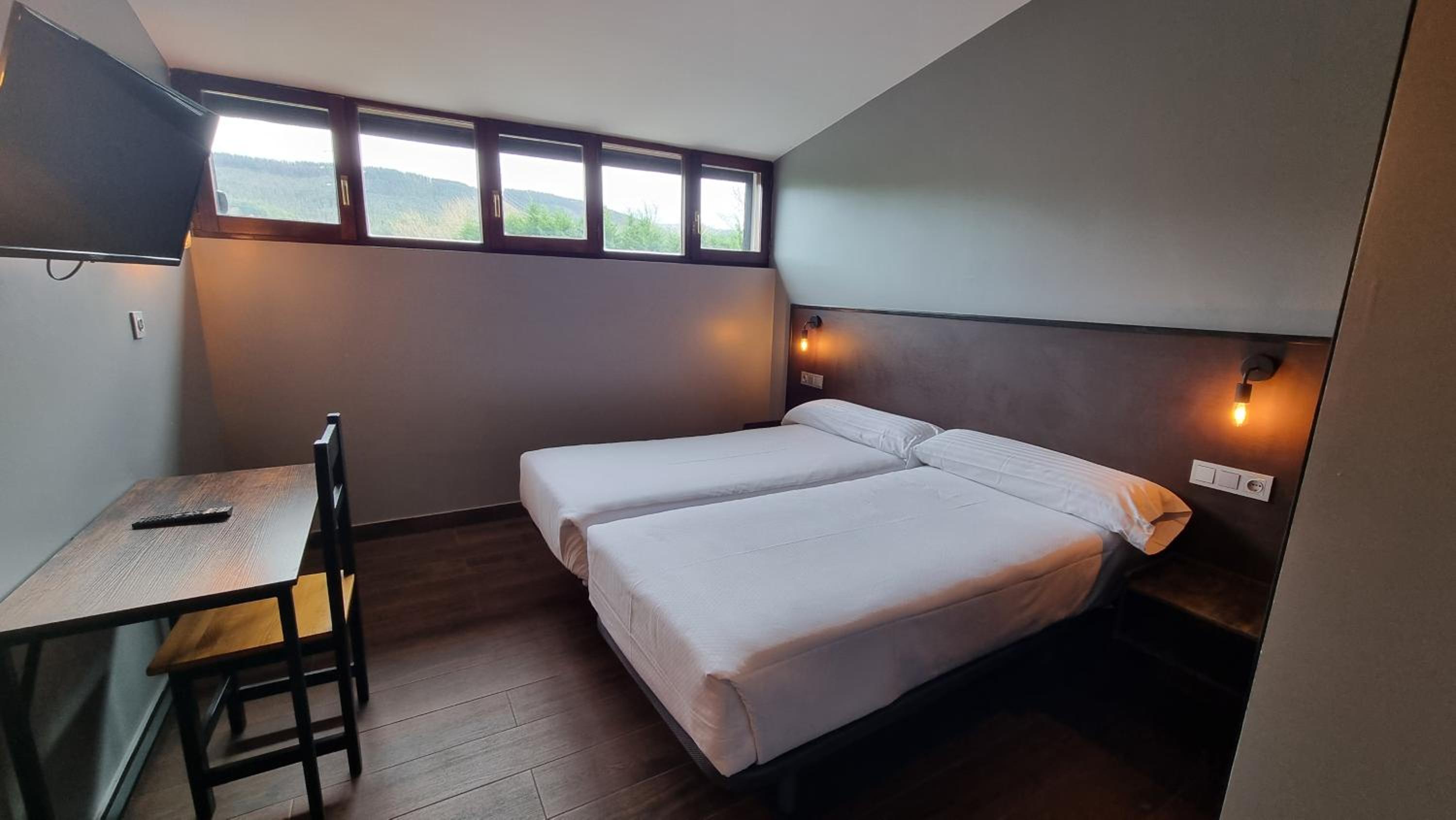 Economy Twin Room - Photo 6
