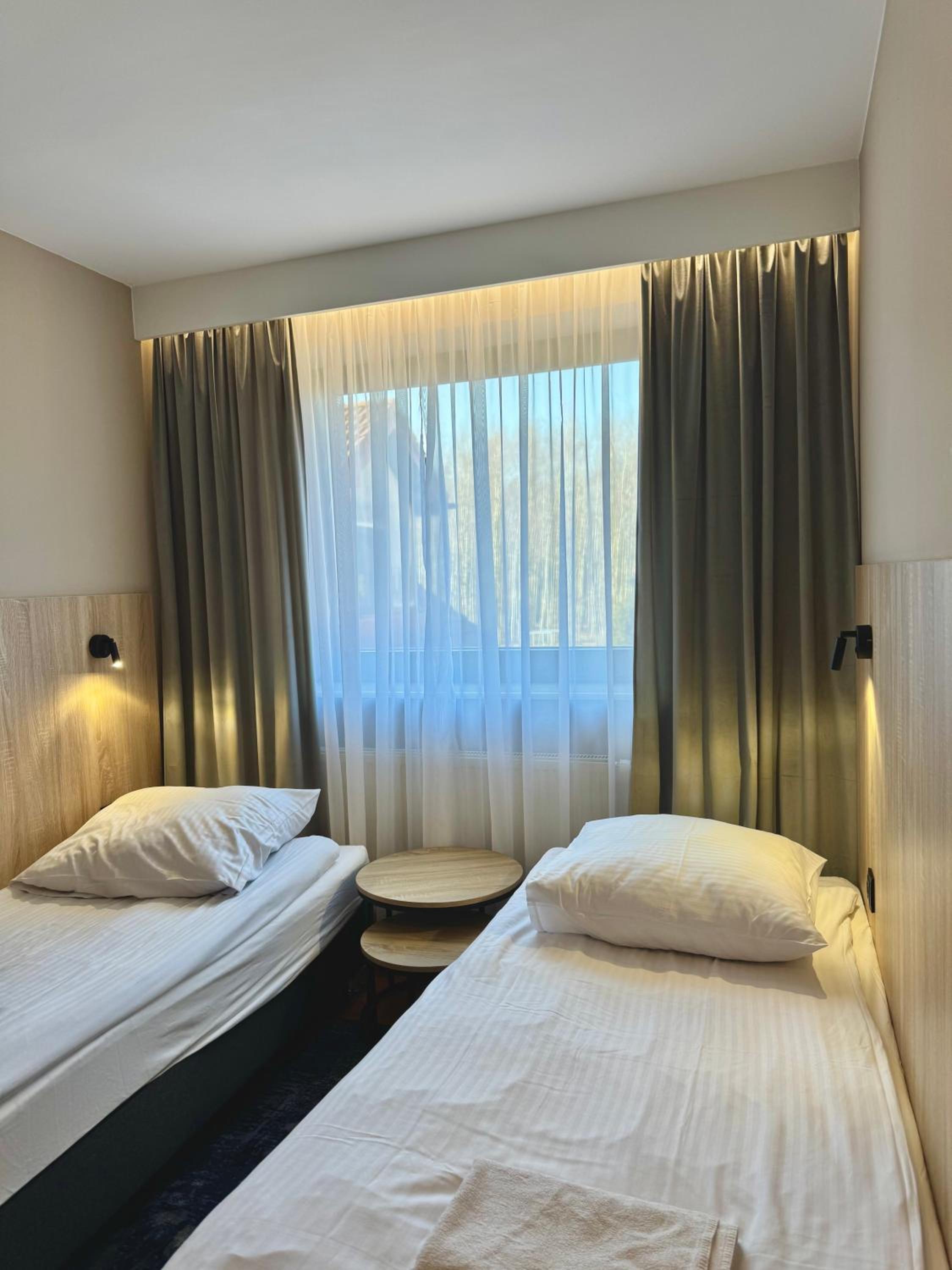 Standard Twin Room - Photo 3