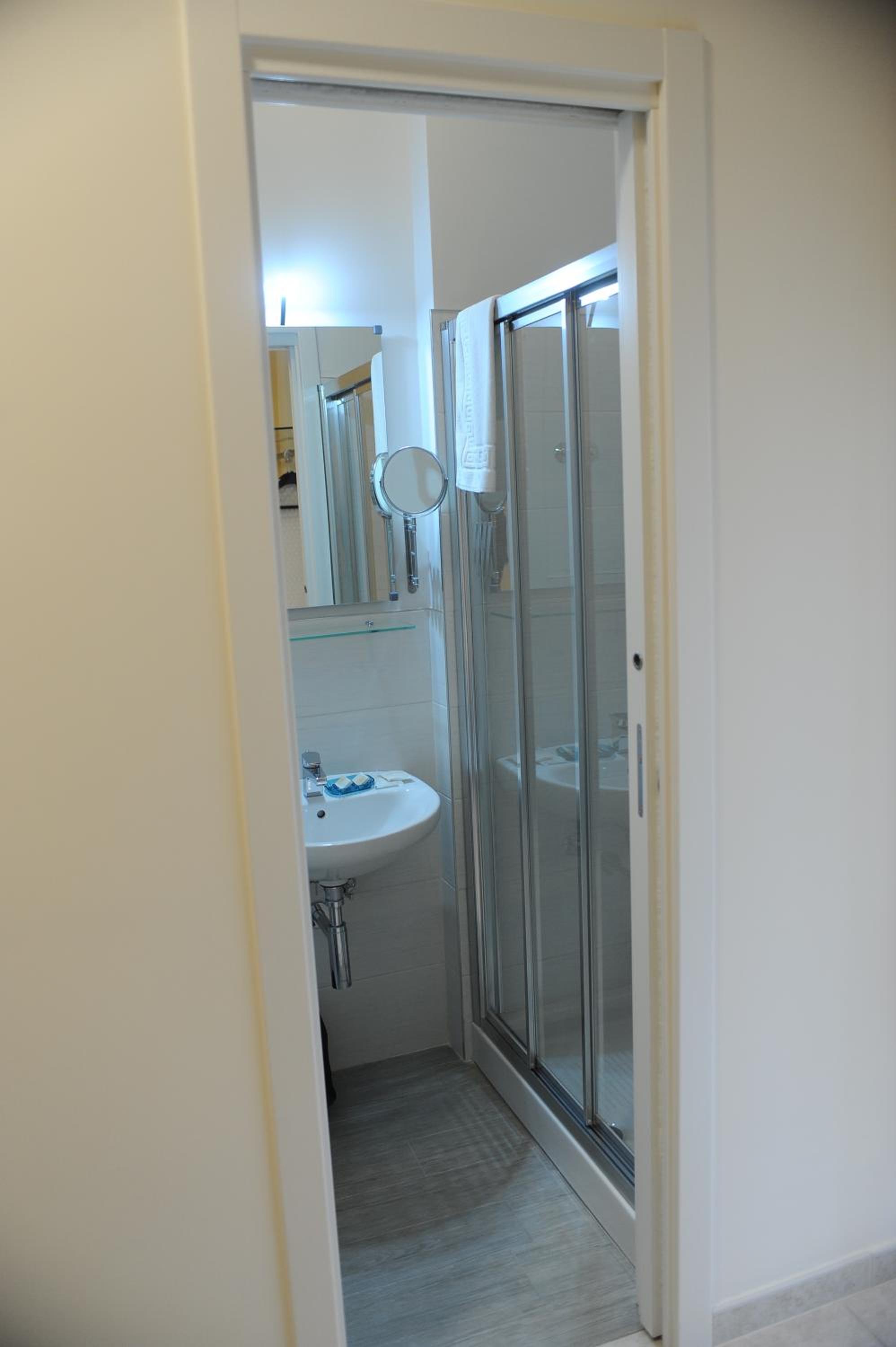 Double or Twin Room with Balcony - Photo 7