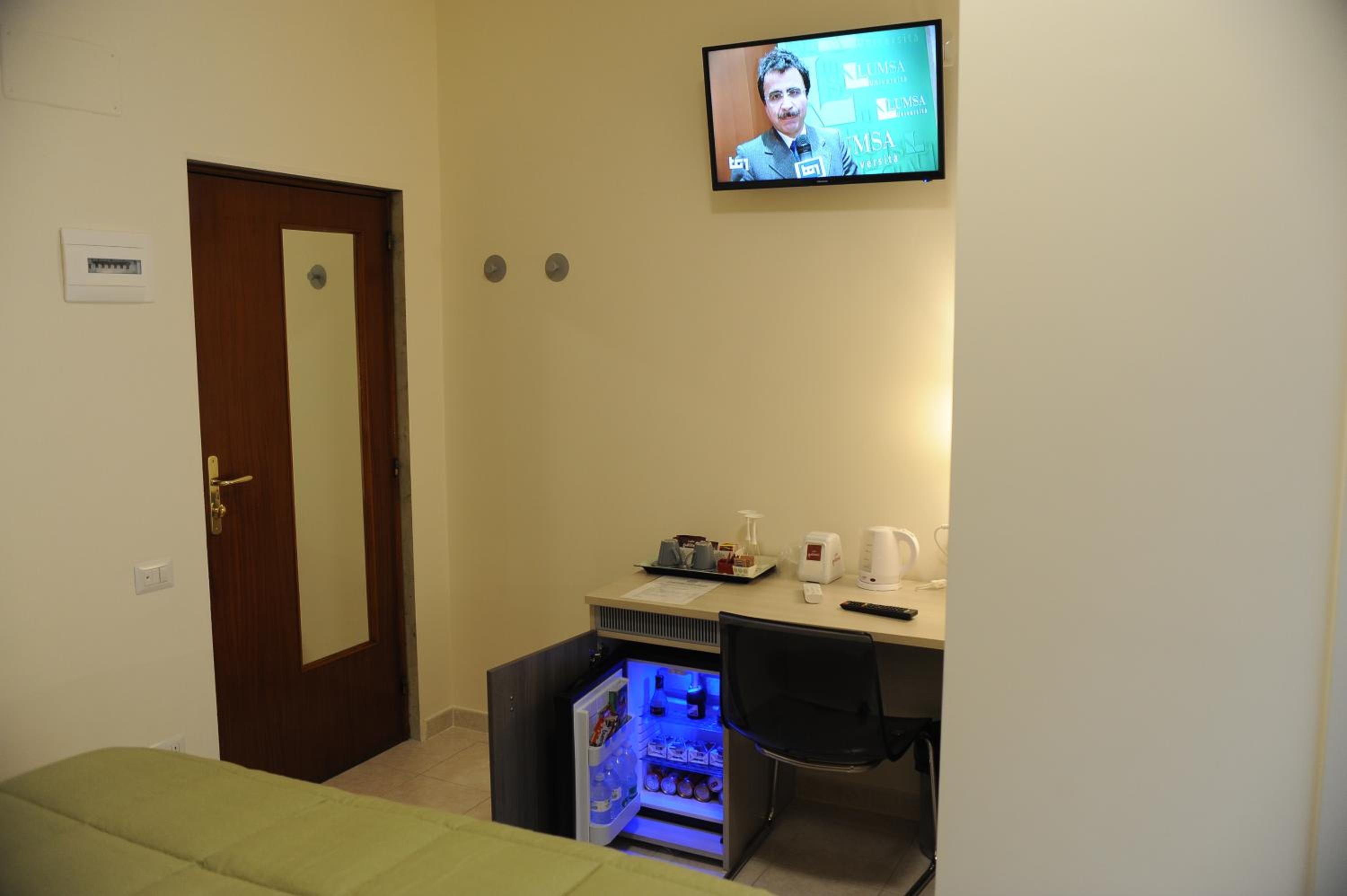 Double or Twin Room with Balcony - Photo 8