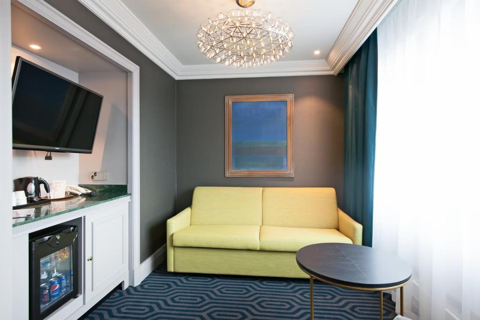 Superior Family Room - Photo 6