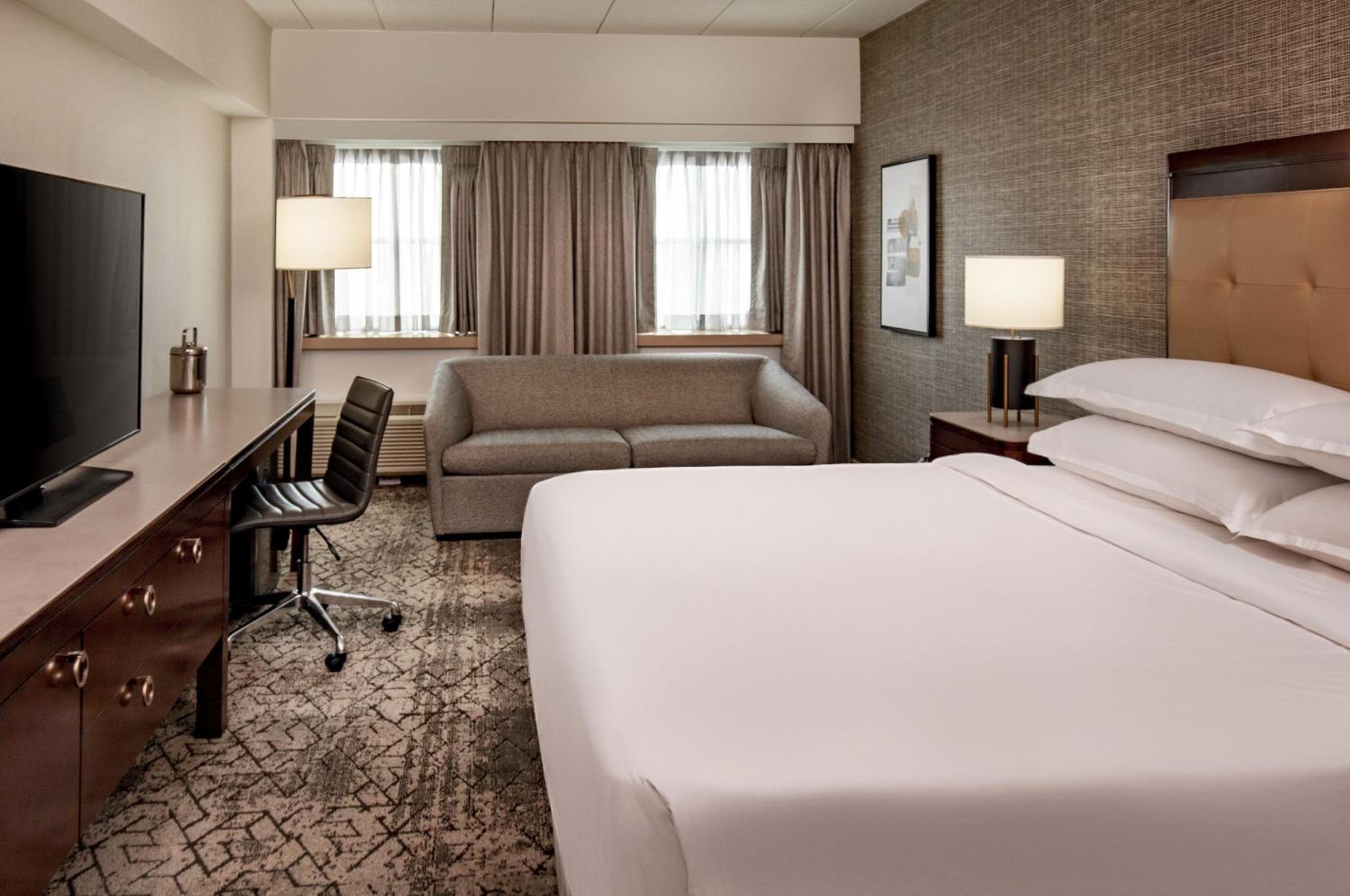 Traditional King Room with Sofa Bed and Roll-In Shower - Mobility/Hearing Accessible - Photo 1