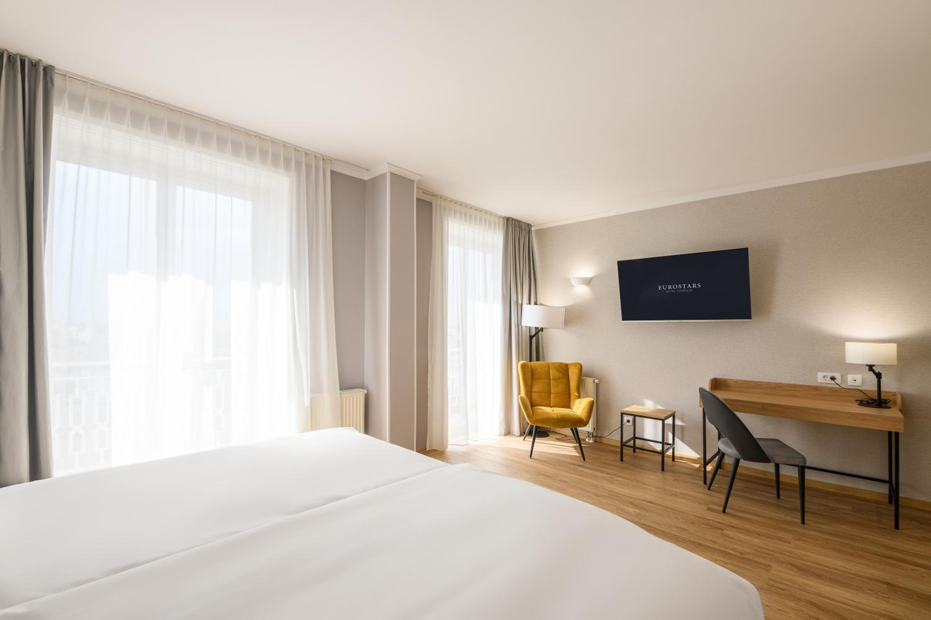 Superior Double or Twin Room with Castle View photo 3