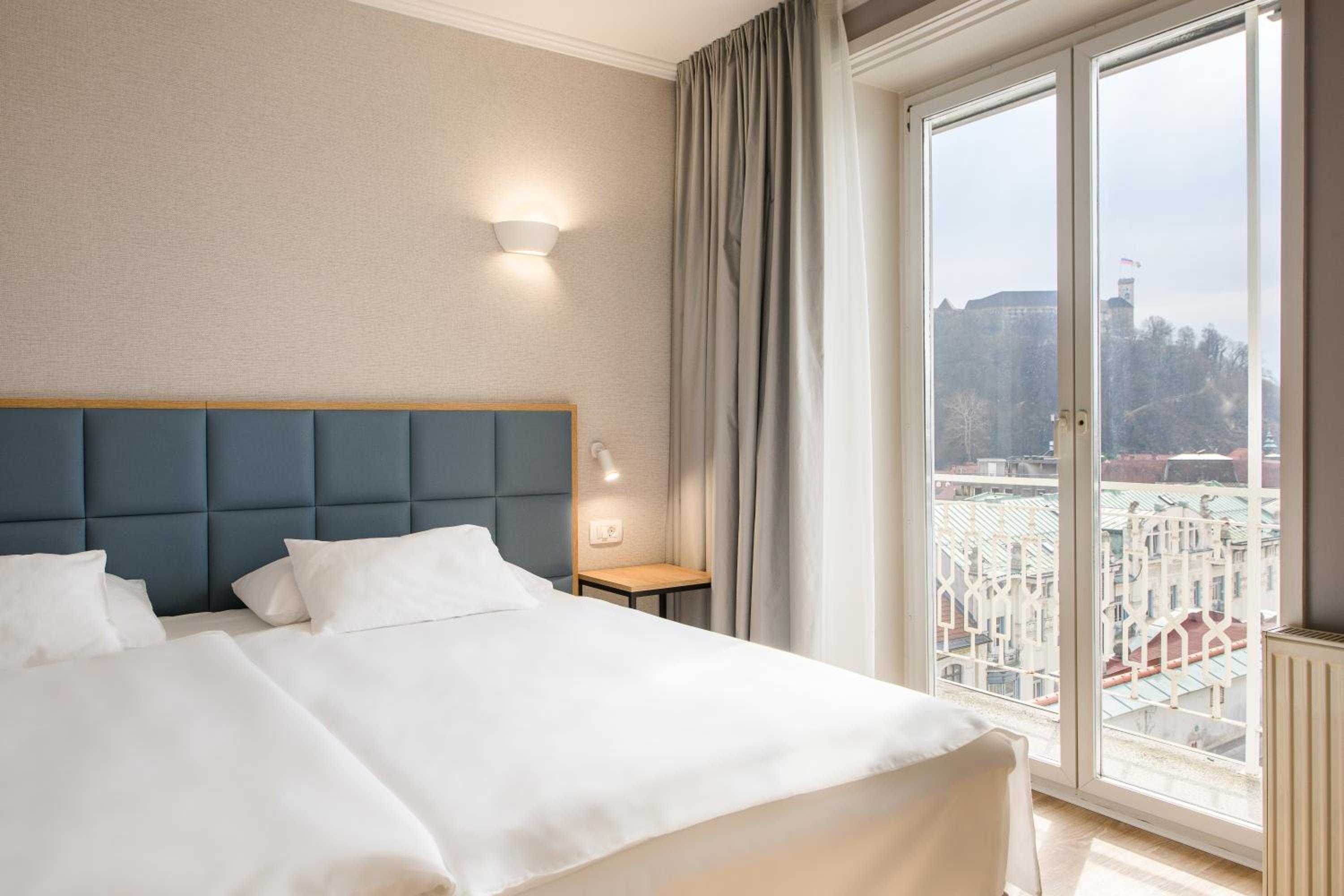 Superior Double or Twin Room with Castle View photo 2
