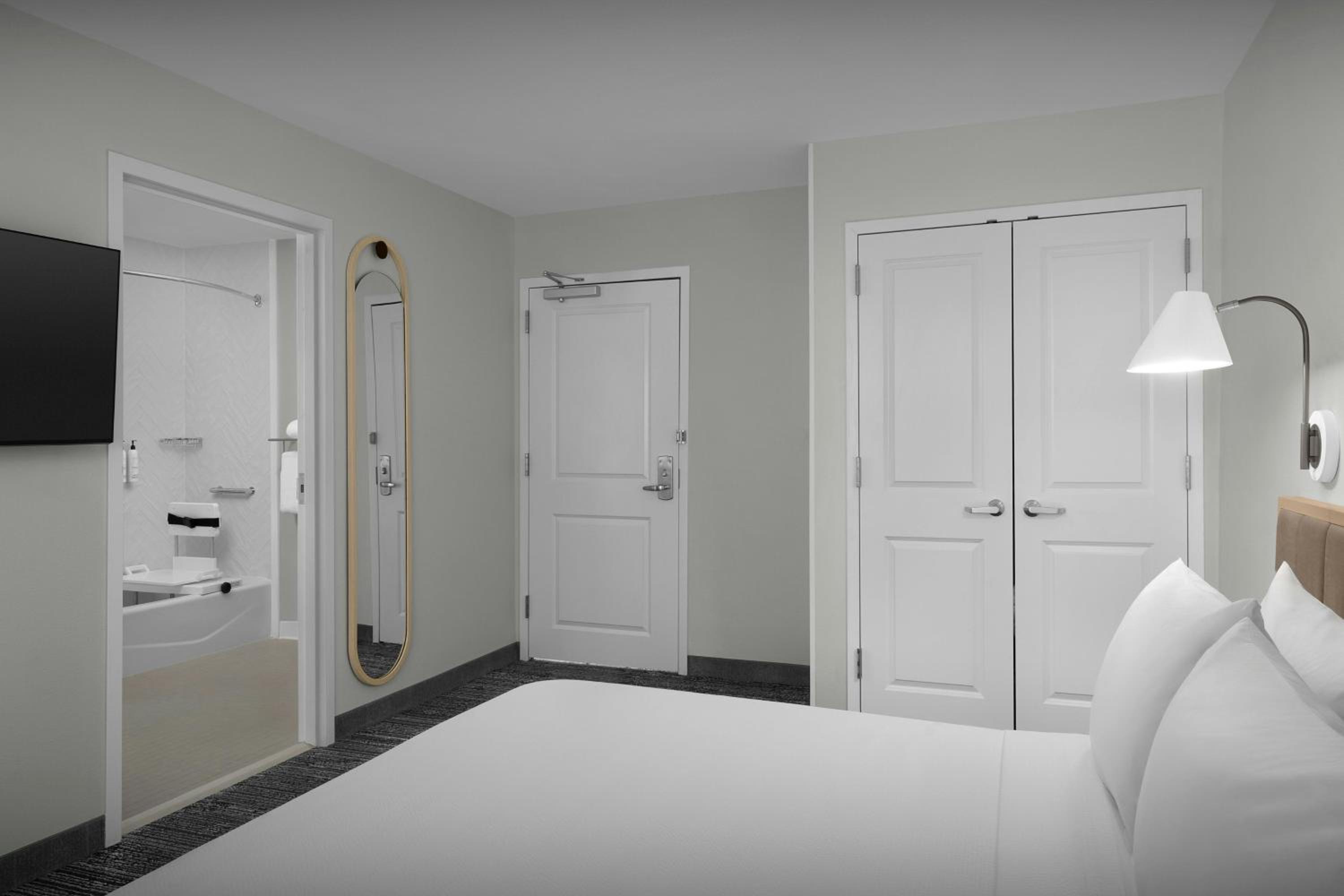 King Studio with Sofa Bed and Adapted Tub - Mobility and Hearing Accessible photo 3