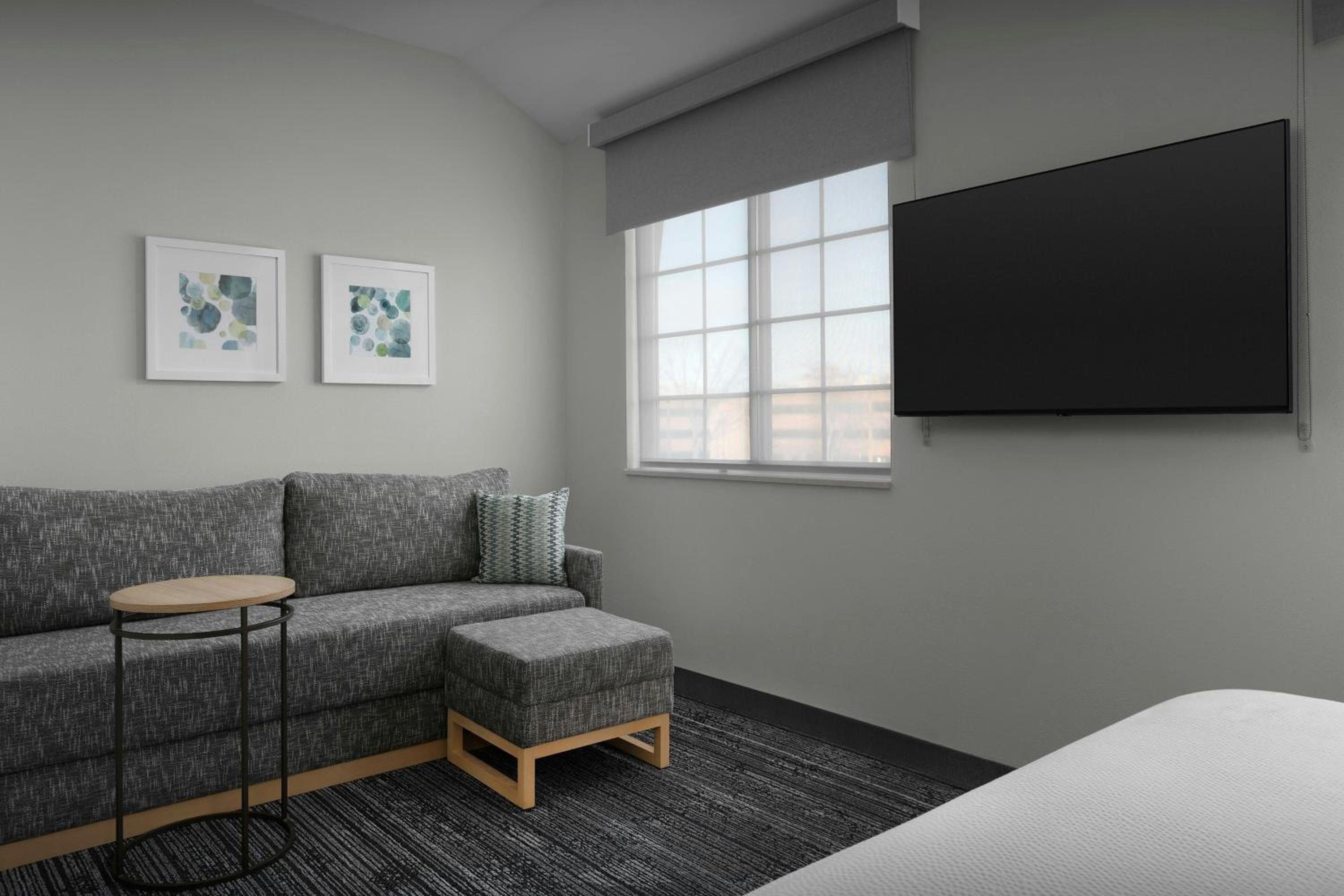 King Studio with Sofa Bed - Hearing Accessible photo 2