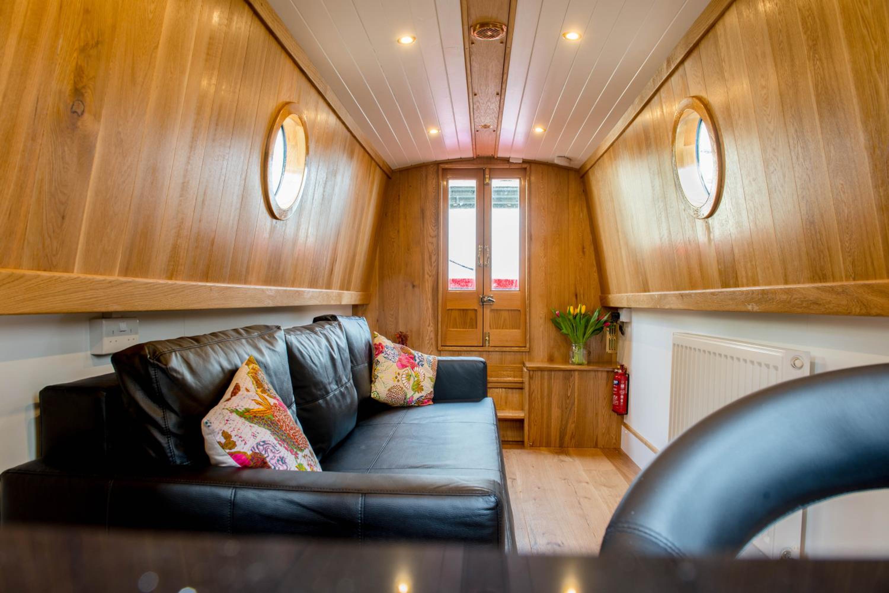 One-Cabin Boat photo 2
