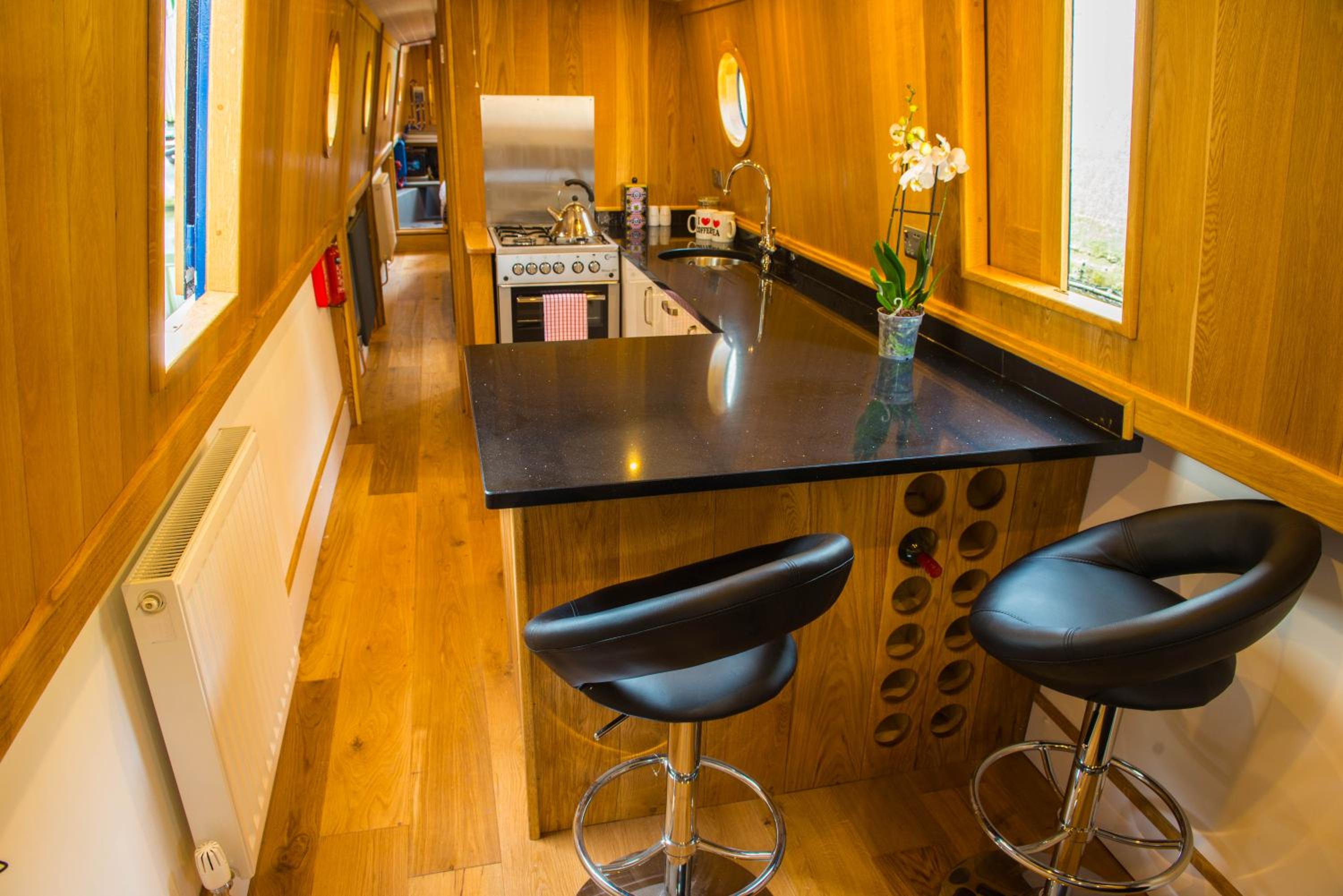 One-Cabin Boat photo 3
