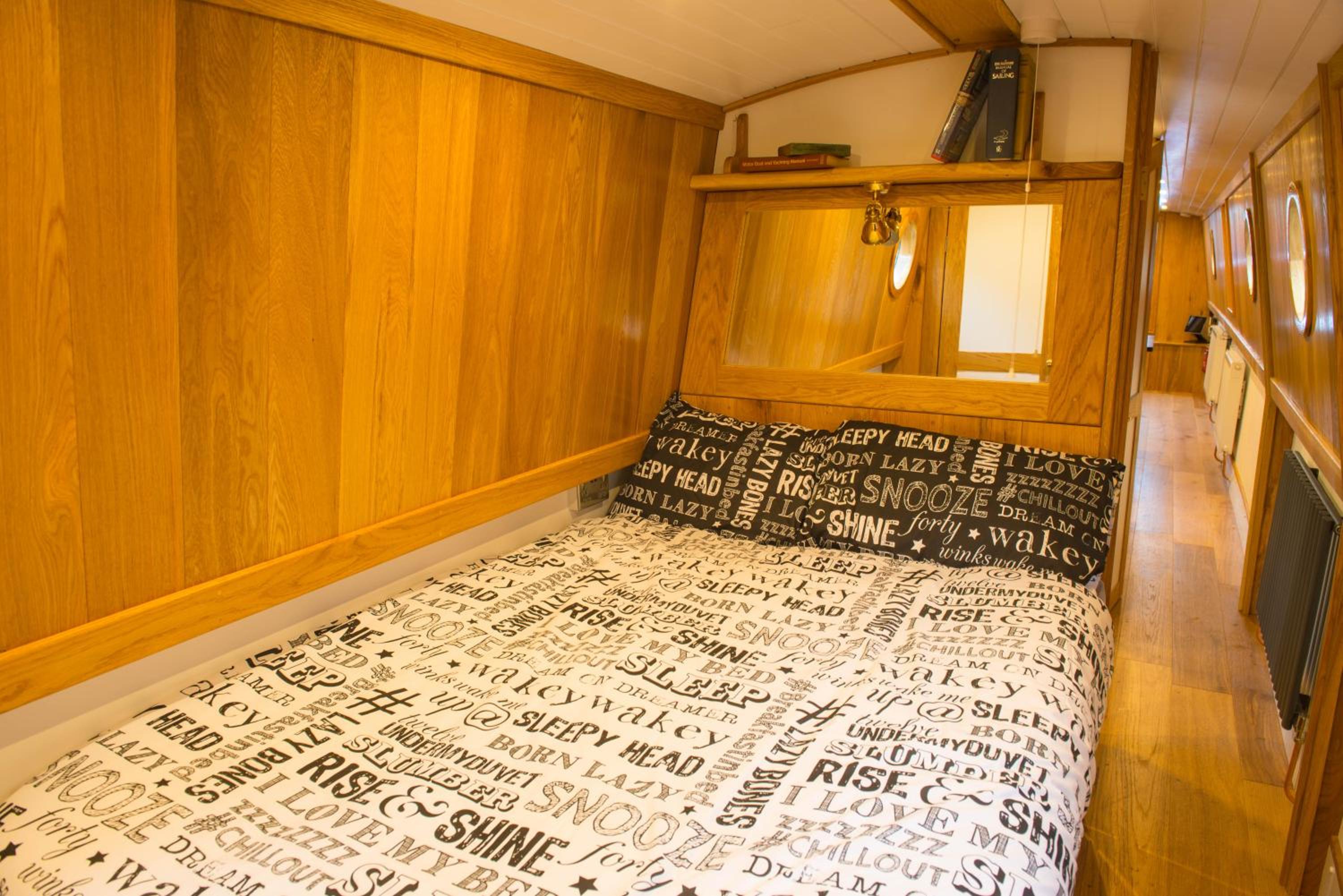 One-Cabin Boat photo 1