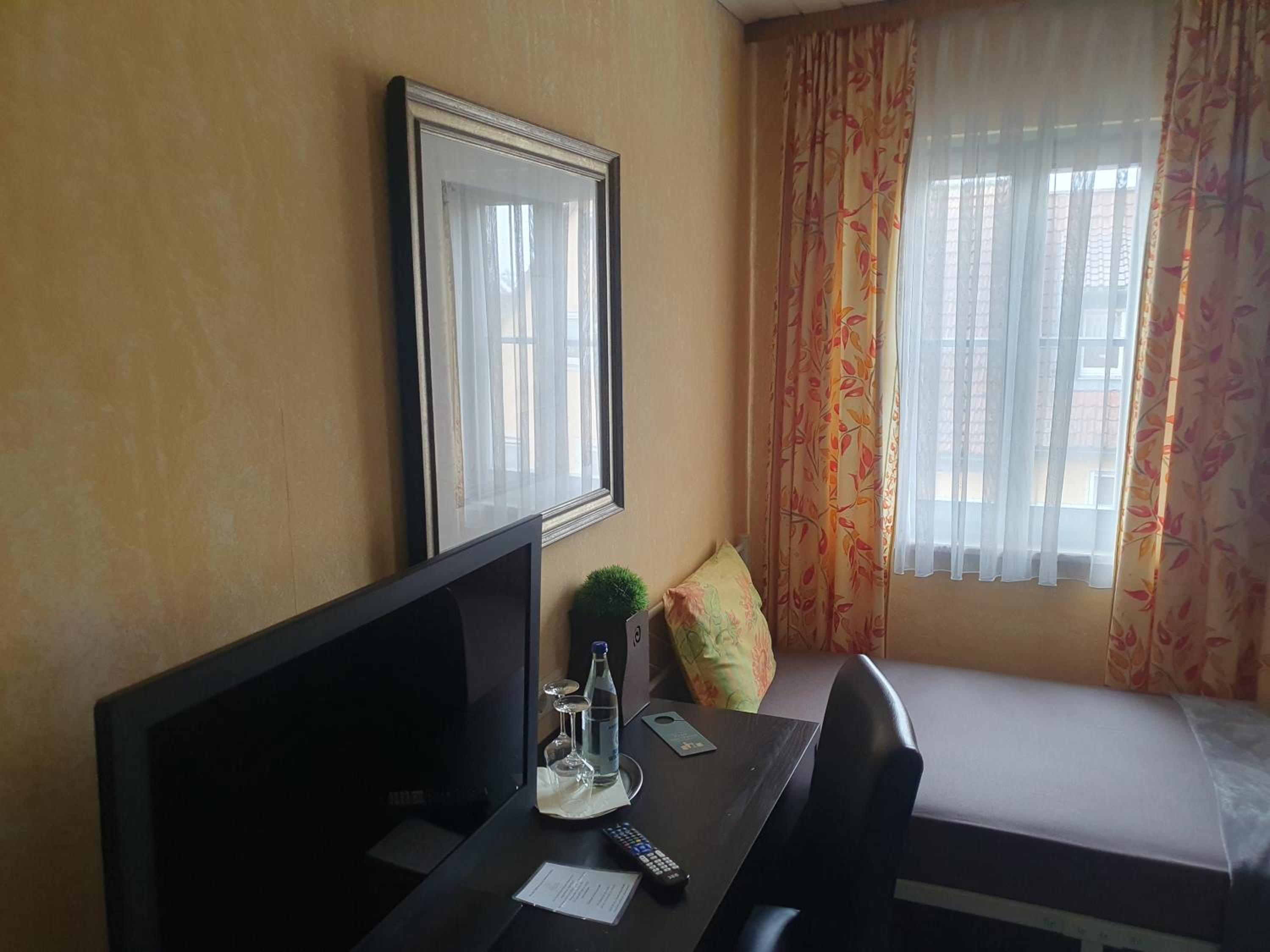 Basic Triple Room photo 2