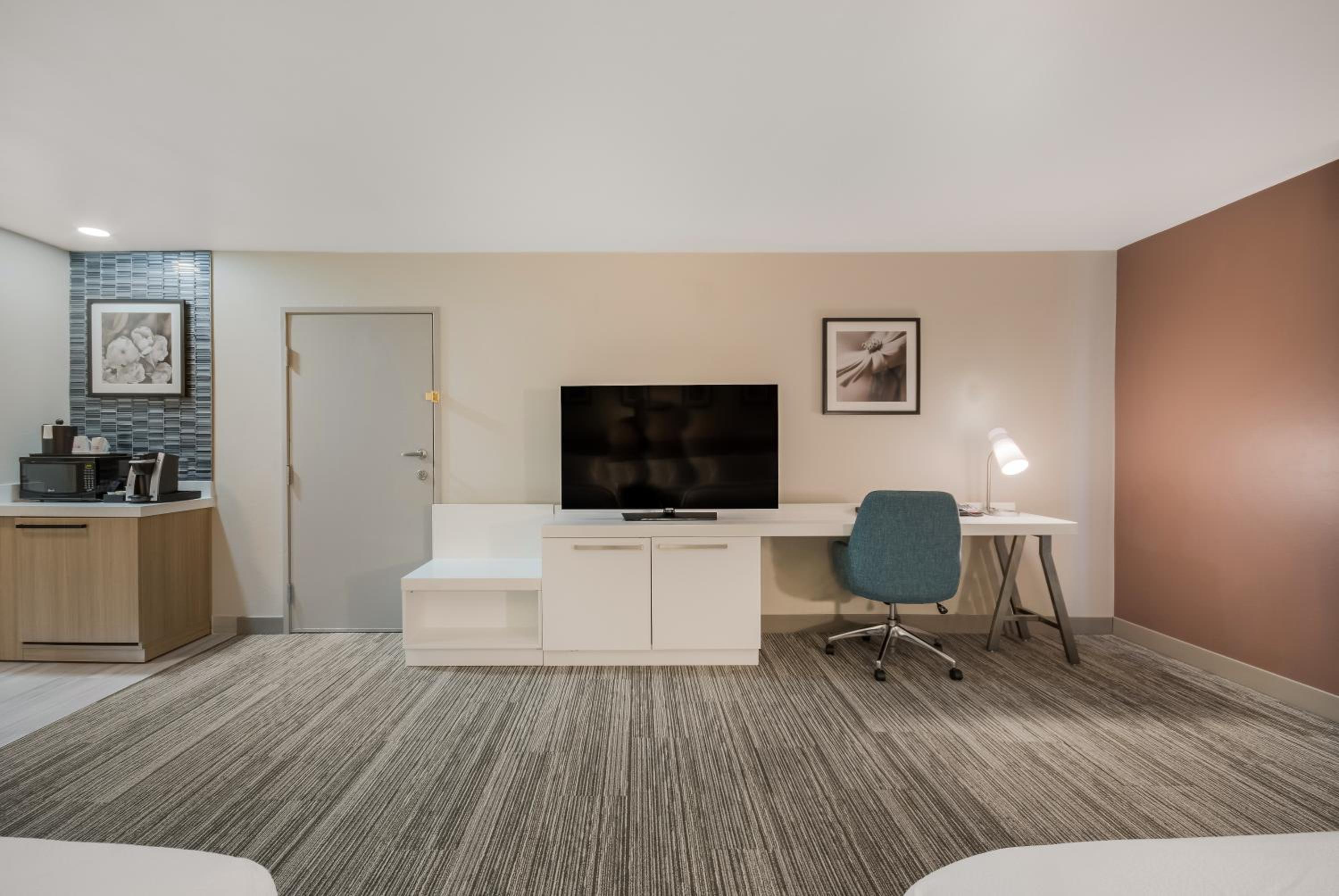 Queen Room with Two Queen Beds - Top Floor - Photo 3