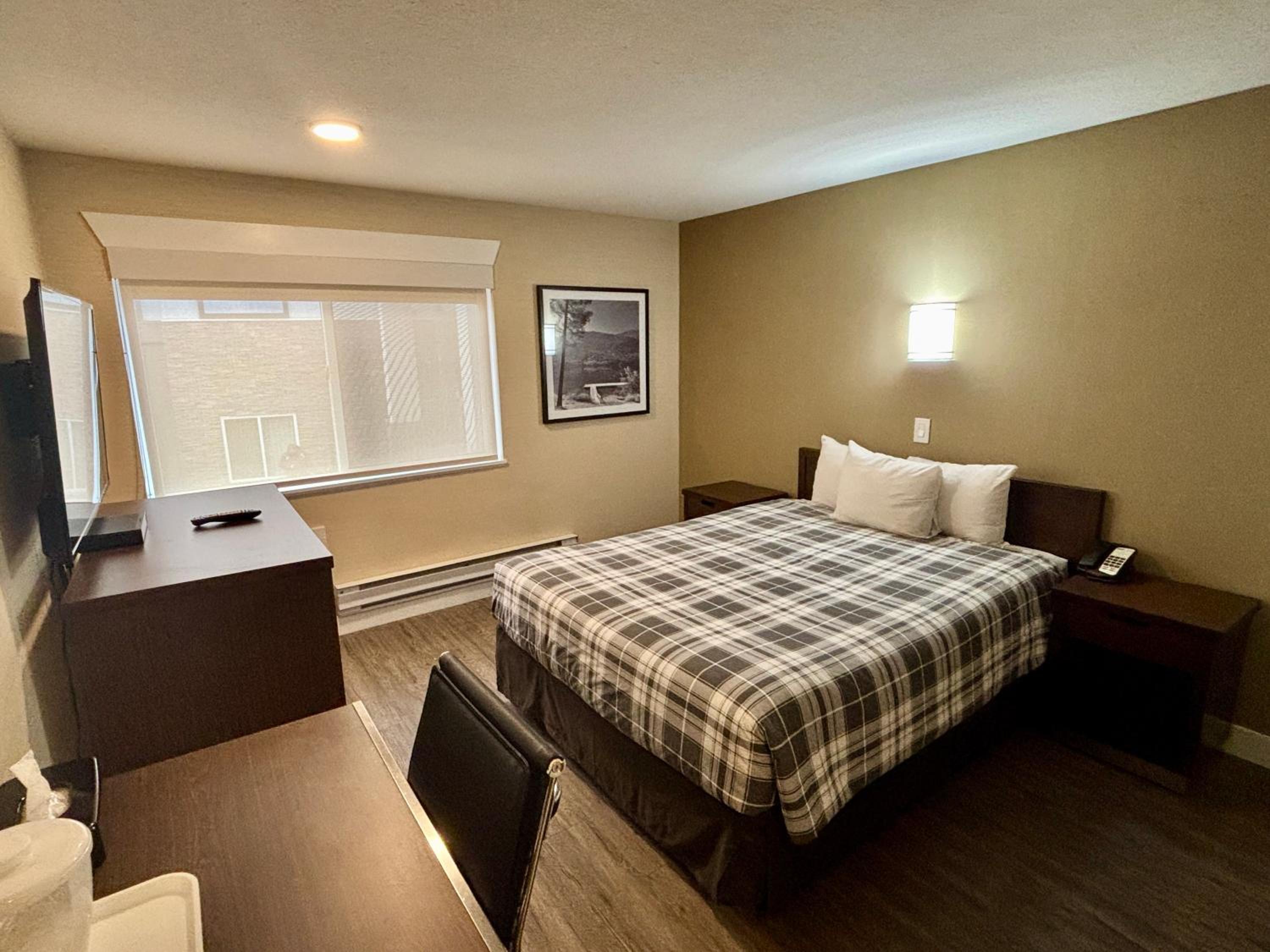 Queen Room - Non-Smoking - Photo 1
