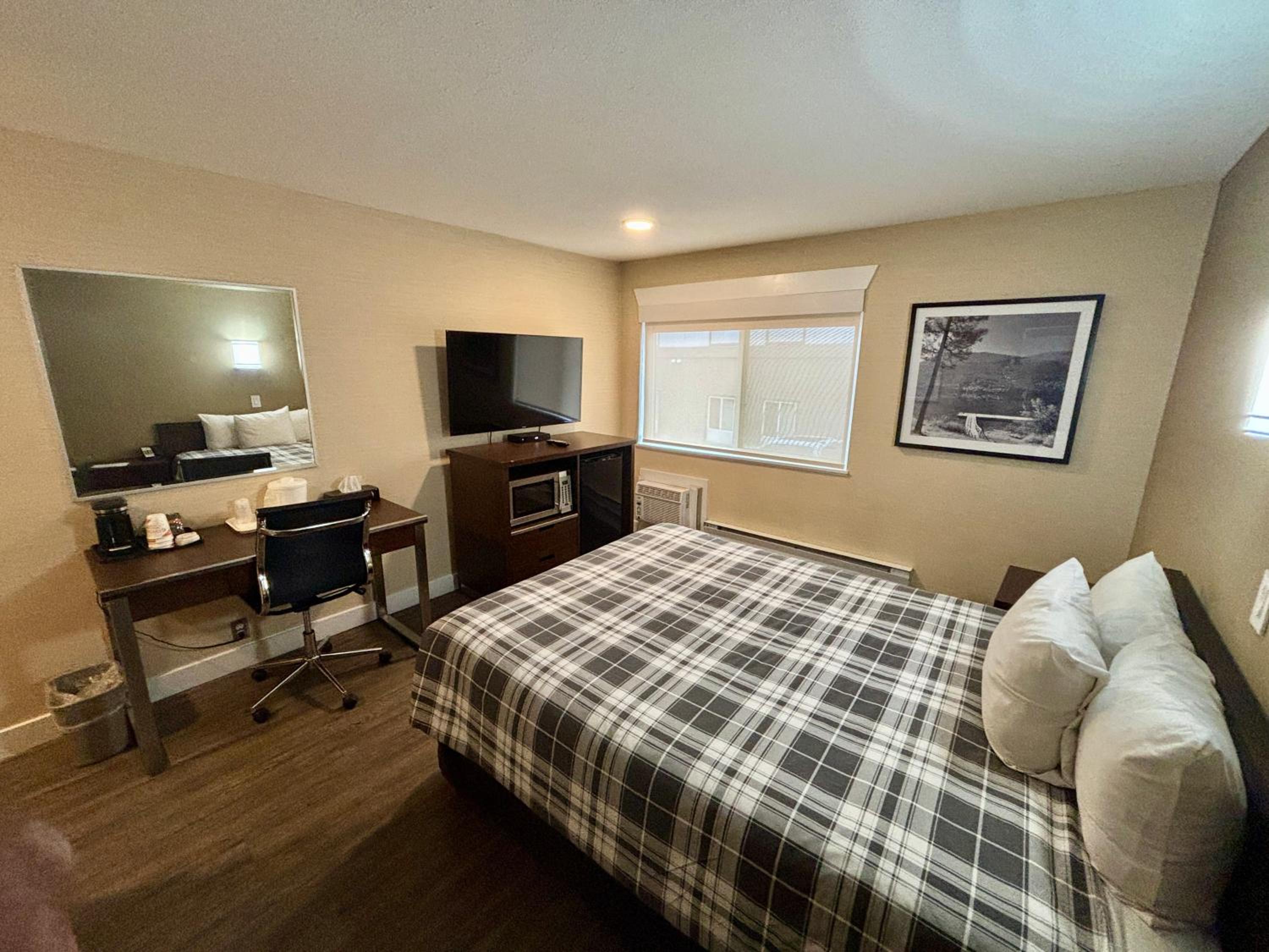 Queen Room - Non-Smoking - Photo 3