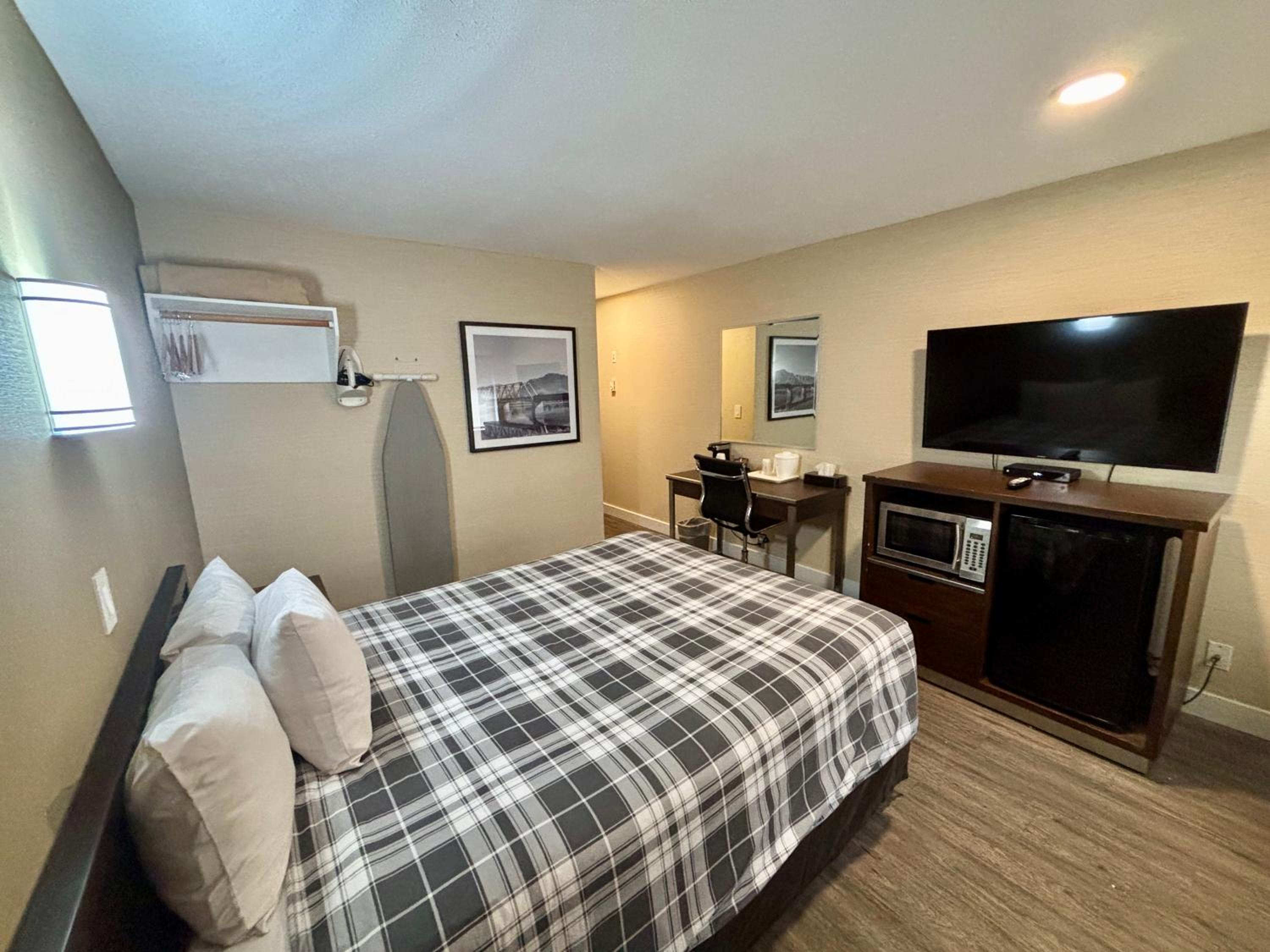 Queen Room - Non-Smoking - Photo 2