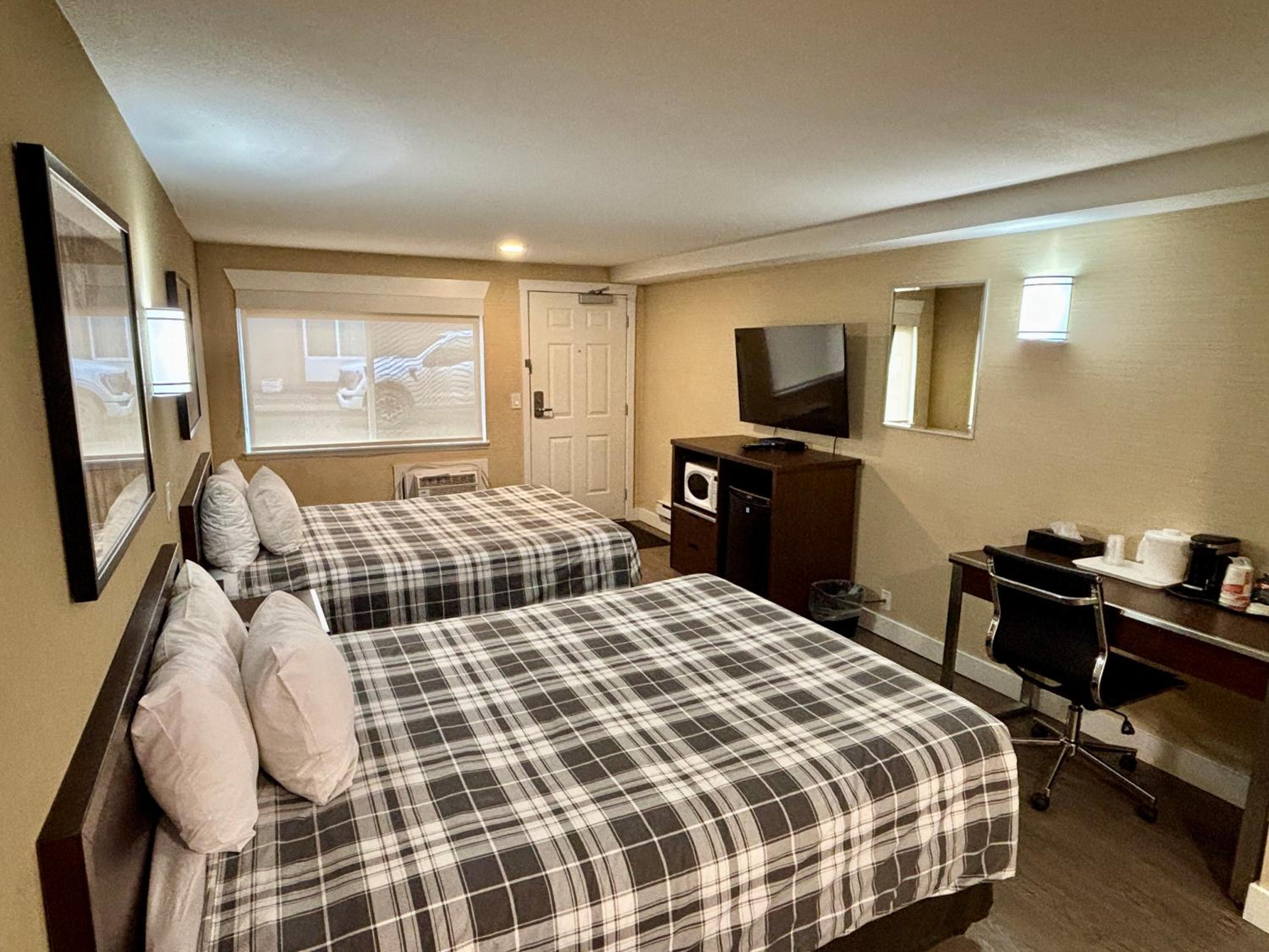 Efficiency Queen Suite with Two Queen Beds - Non-Smoking  - Photo 2