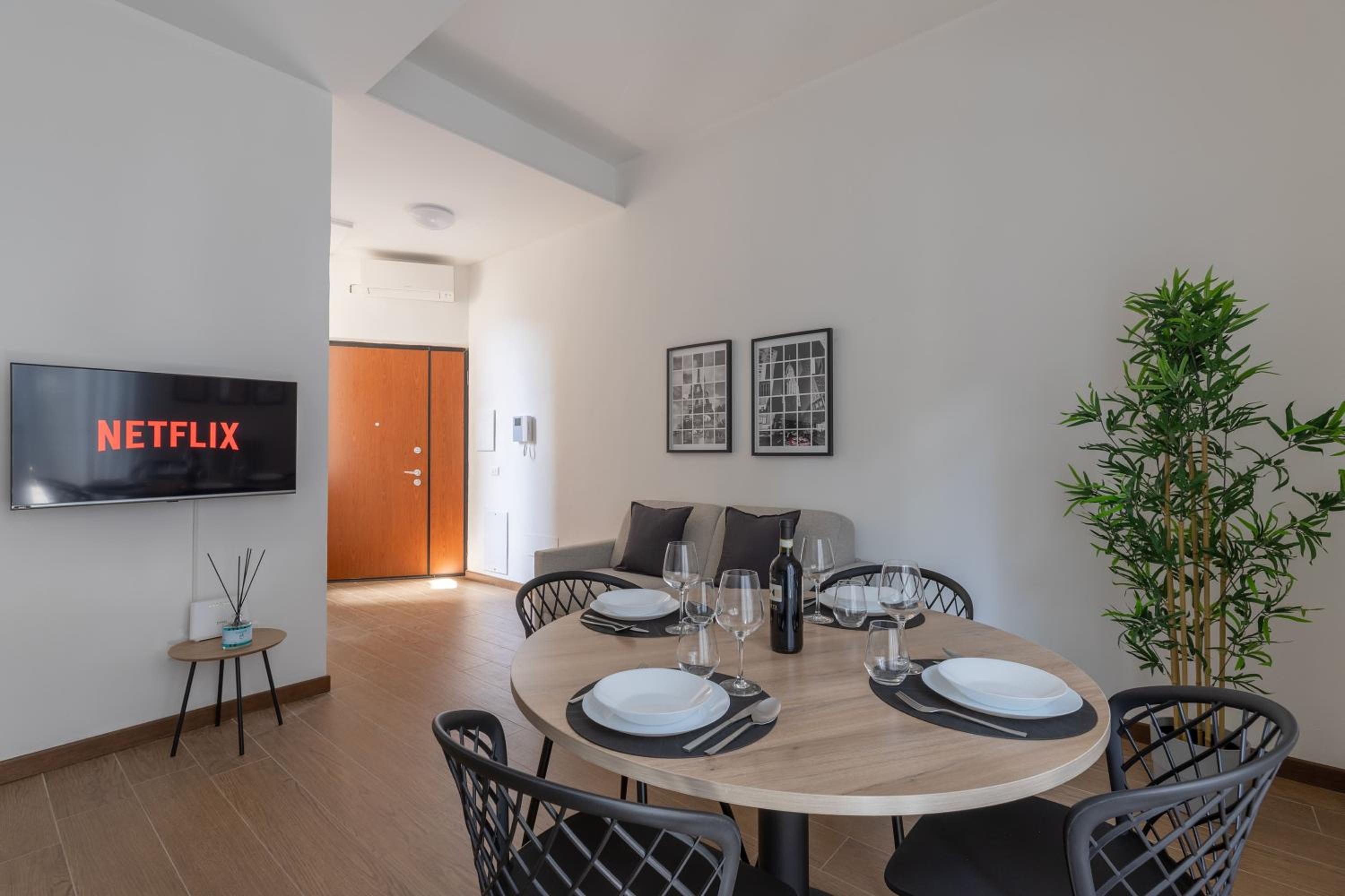 Deluxe One-Bedroom Apartment