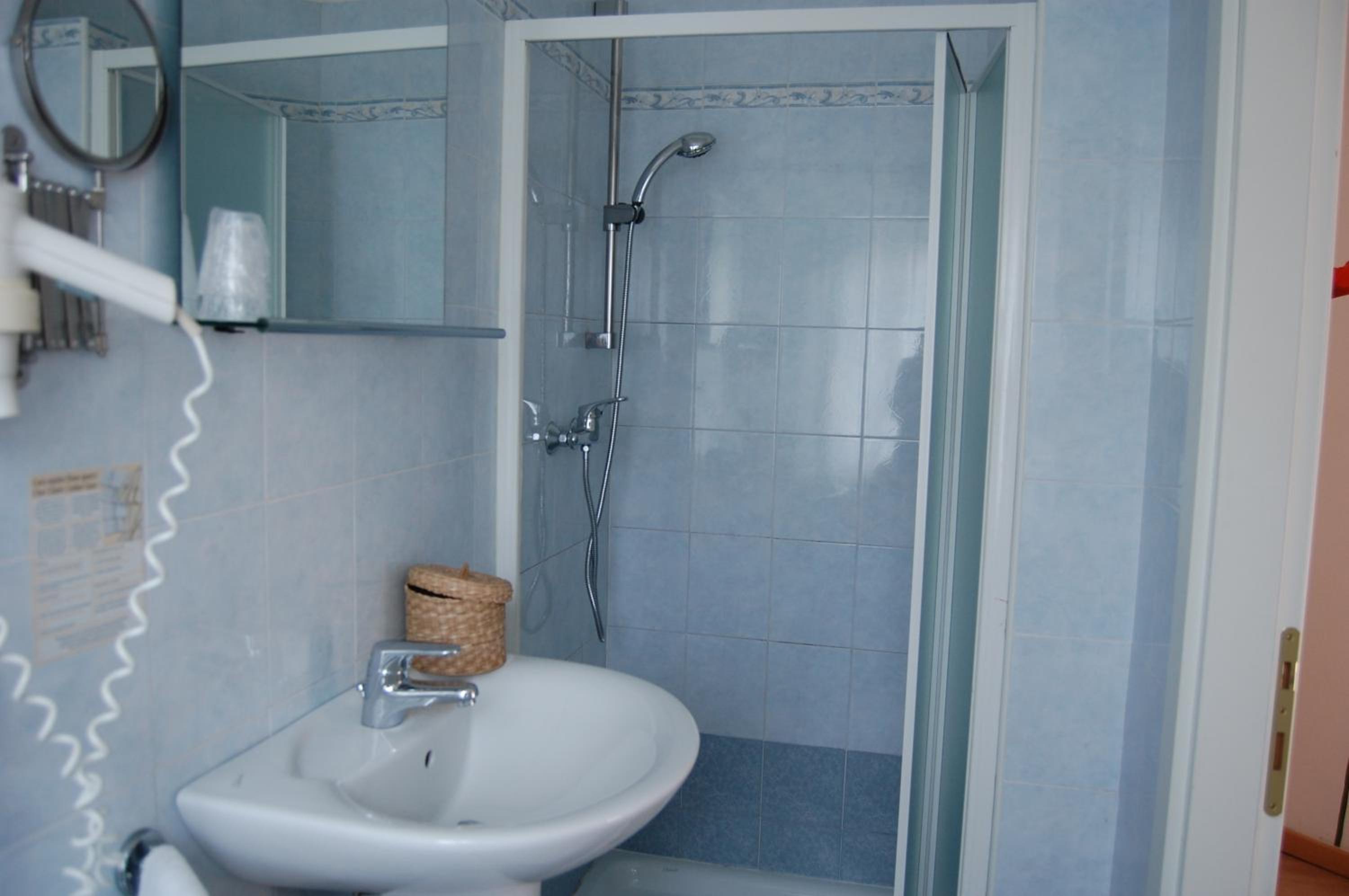 Double or Twin Room - Photo 5