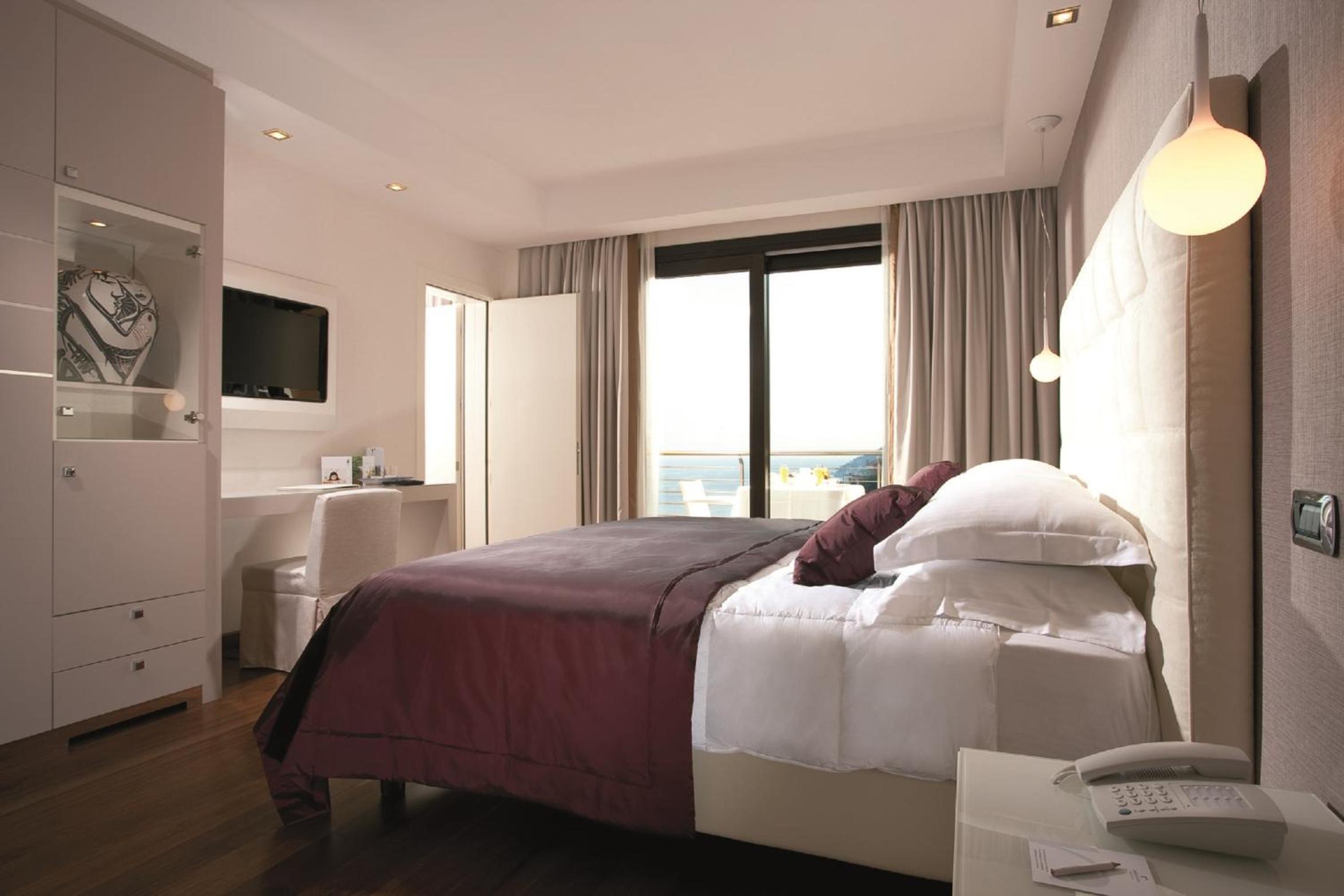 Deluxe Double Room with Sea View - Photo 4
